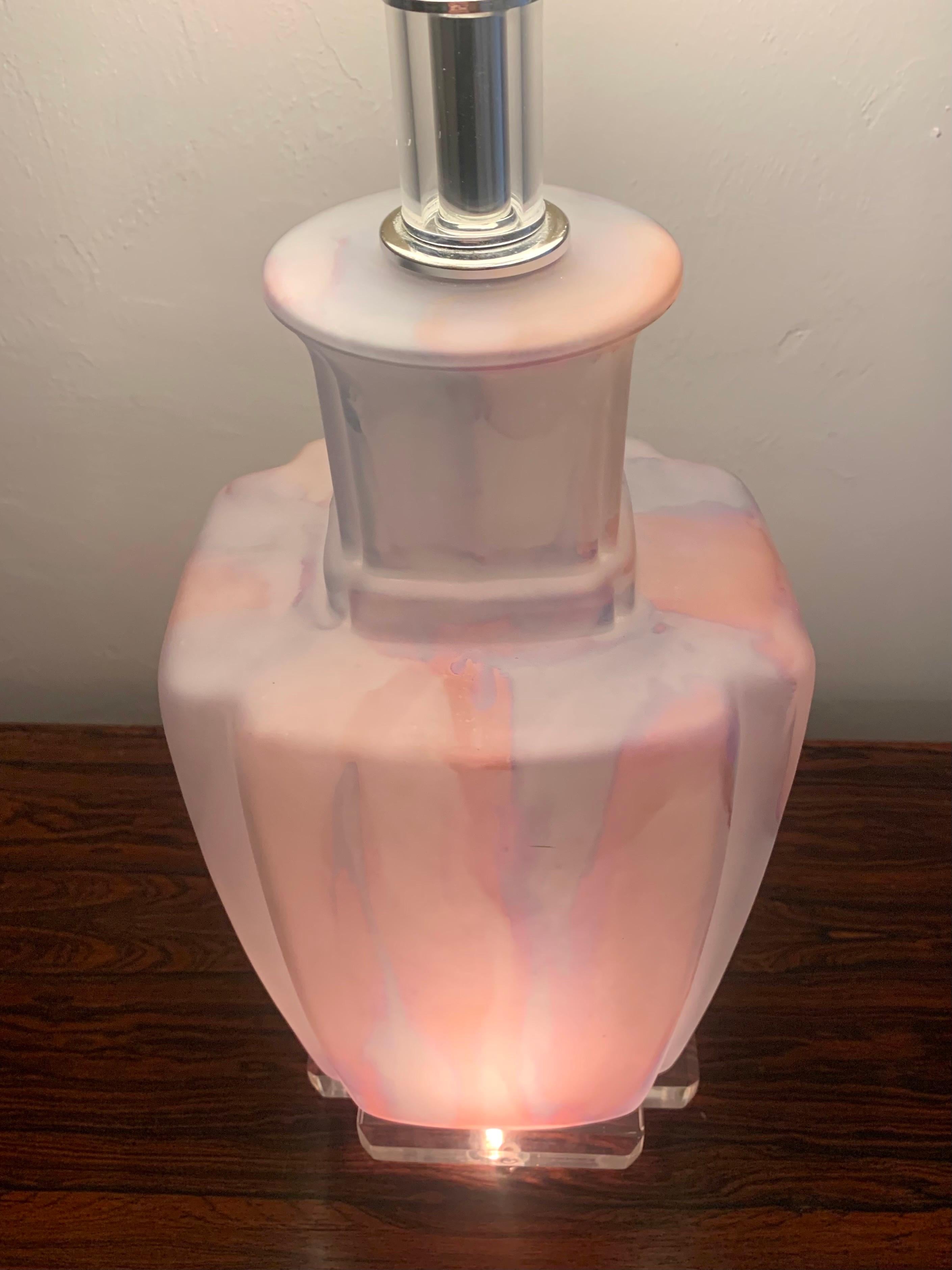 Lampe de bureau Bauer en verre moderne du milieu du siècle dernier, rose et transparente, avec lucite en vente 1