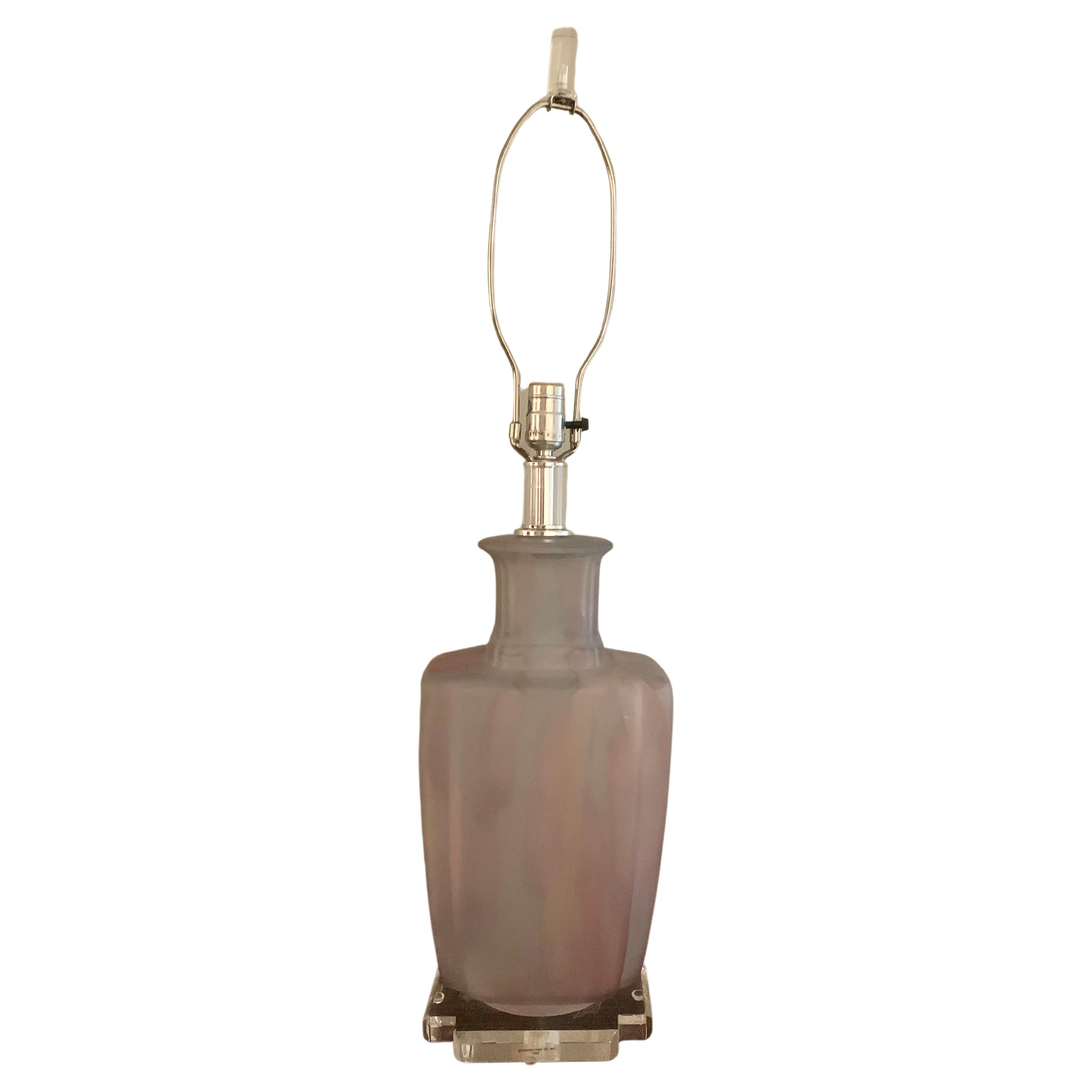 Moderne Bauer-Tischlampe aus Glas aus der Mitte des Jahrhunderts in Rosa und Klarglas, mit Lucite im Angebot