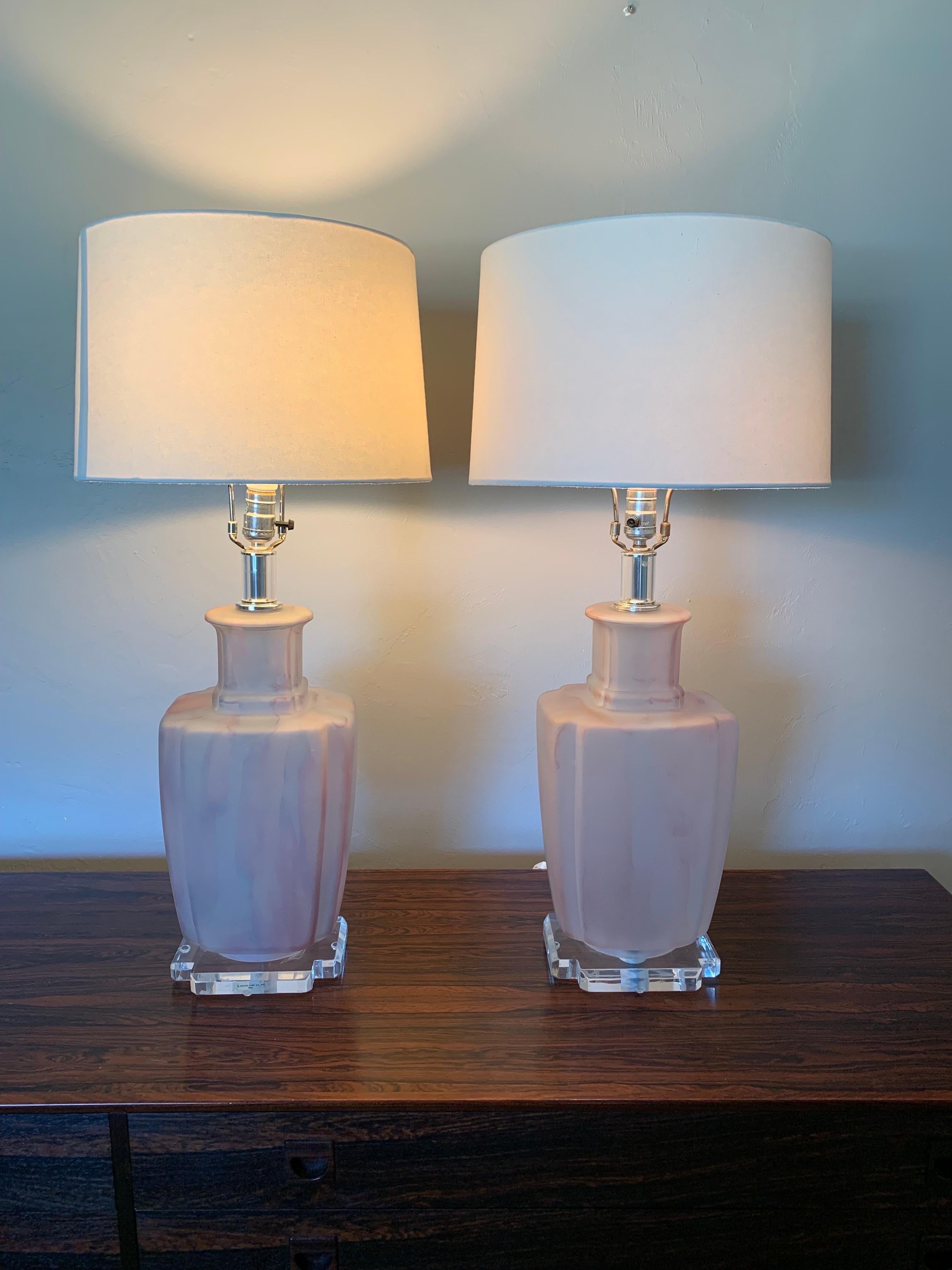 Mid-Century Modern Lampes de table Bauer en verre moderne du milieu du siècle dernier avec lucite en vente