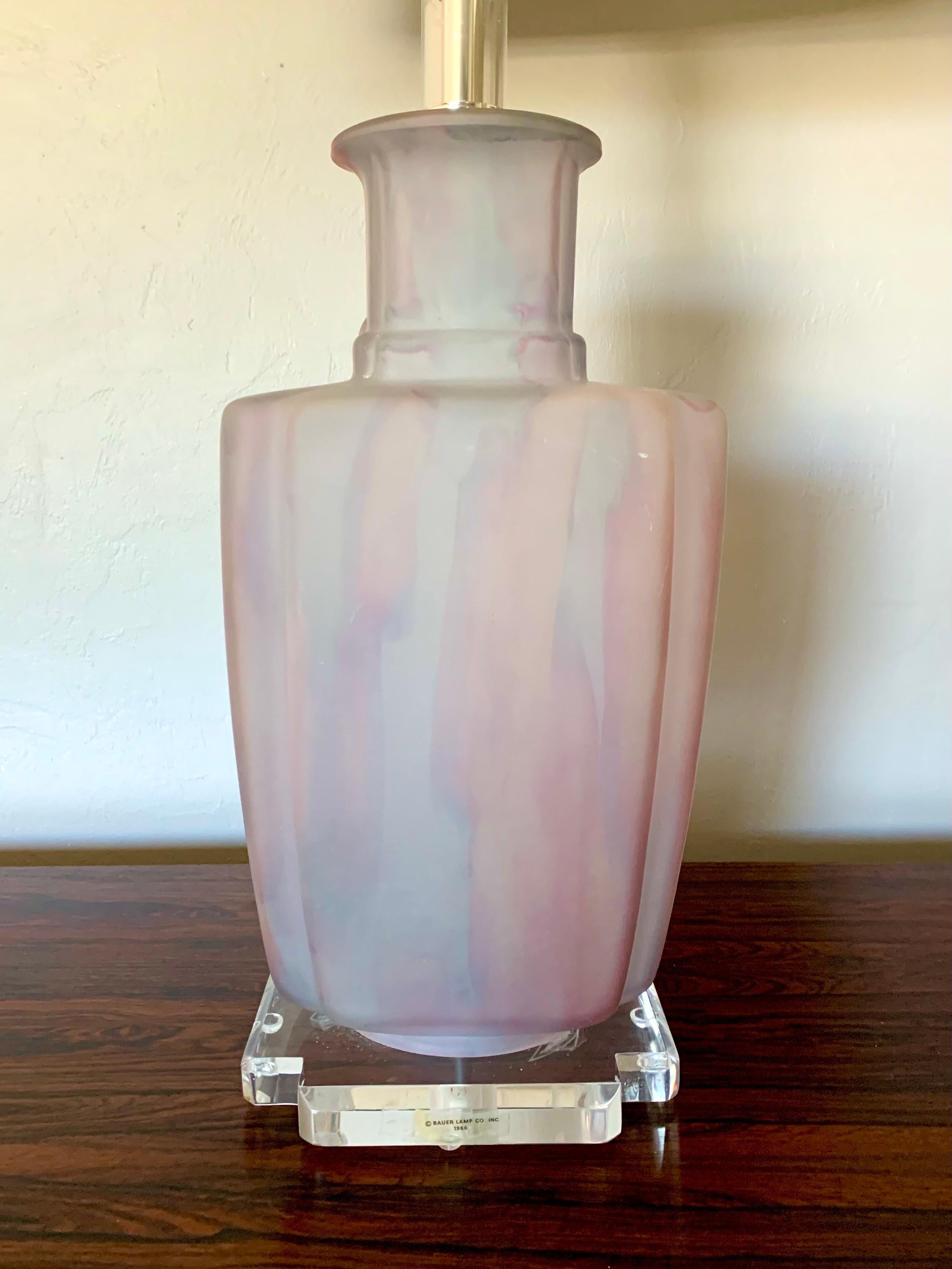 Verre brun Lampes de table Bauer en verre moderne du milieu du siècle dernier avec lucite en vente