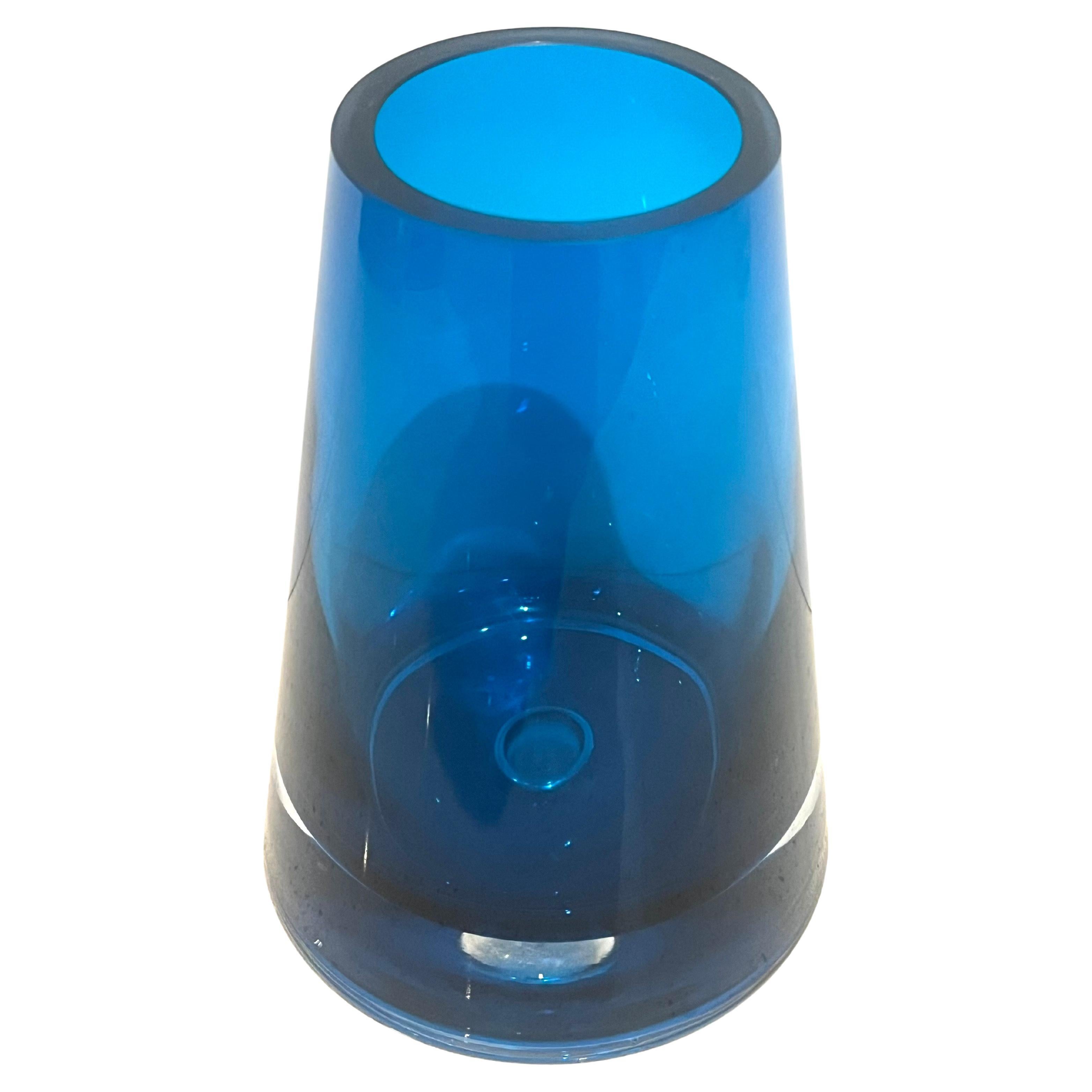 Jarrón de cristal moderno de mediados de siglo azul cobalto Estadounidense en venta