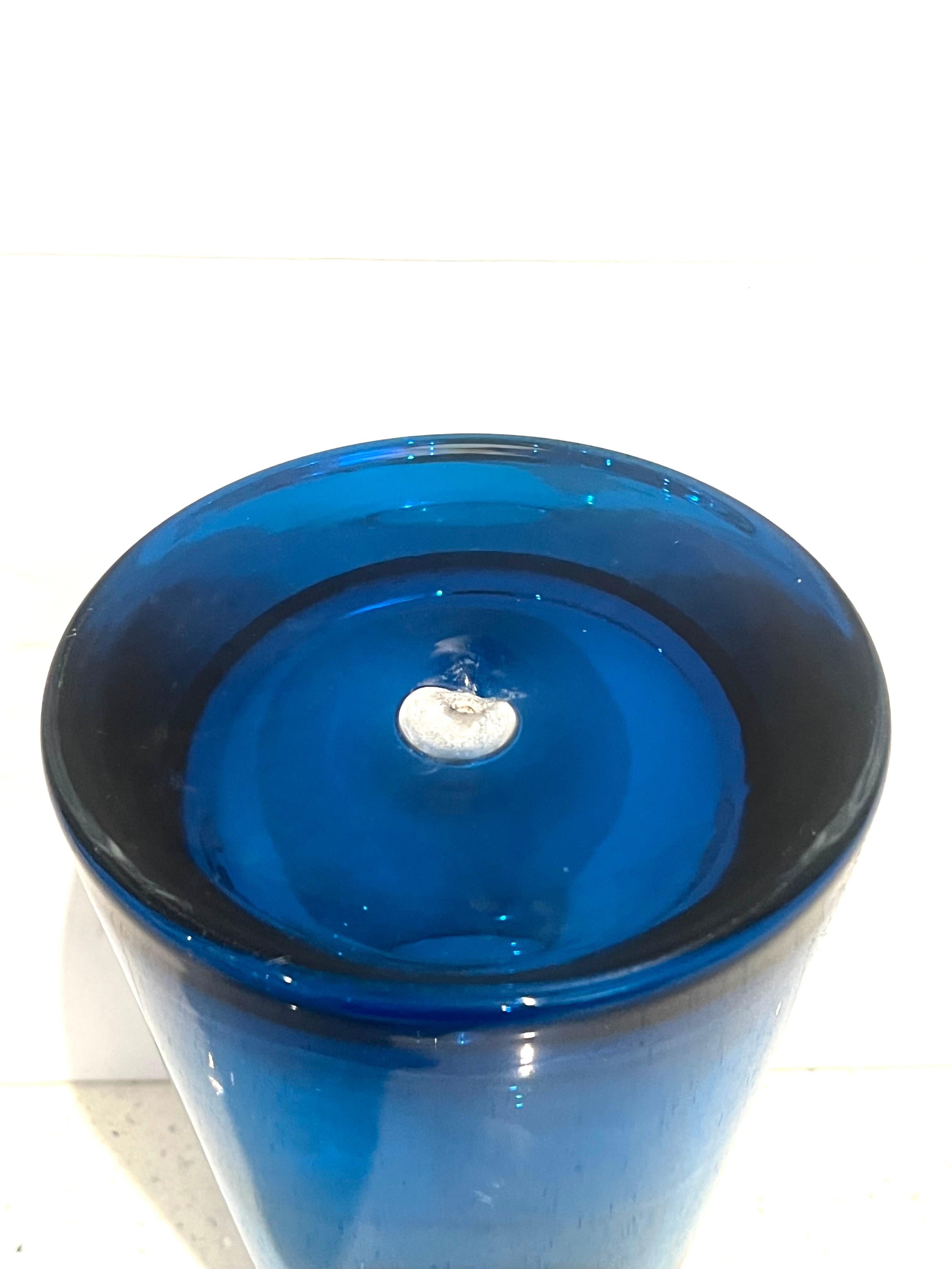 Jarrón de cristal moderno de mediados de siglo azul cobalto siglo XX en venta