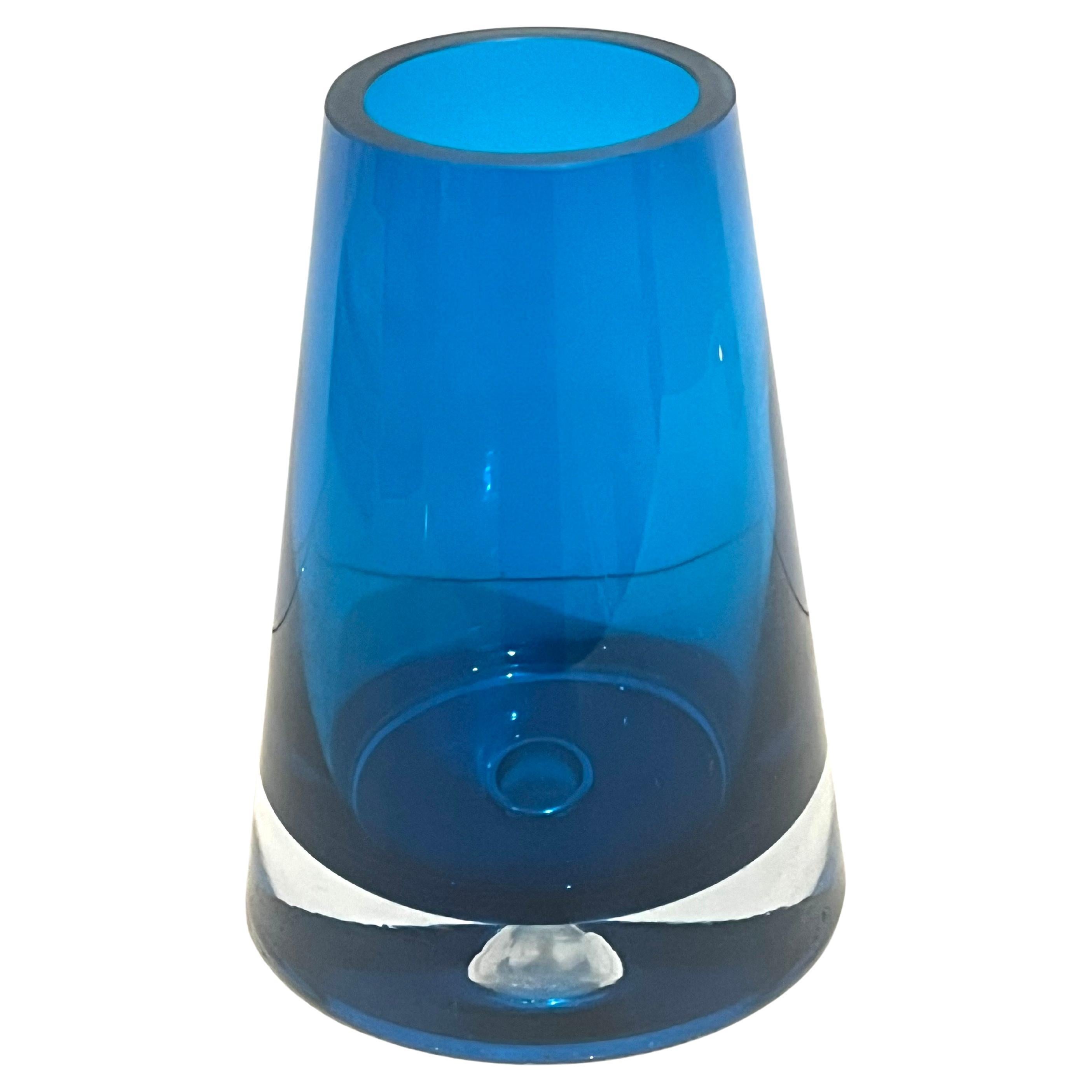 Jarrón de cristal moderno de mediados de siglo azul cobalto en venta