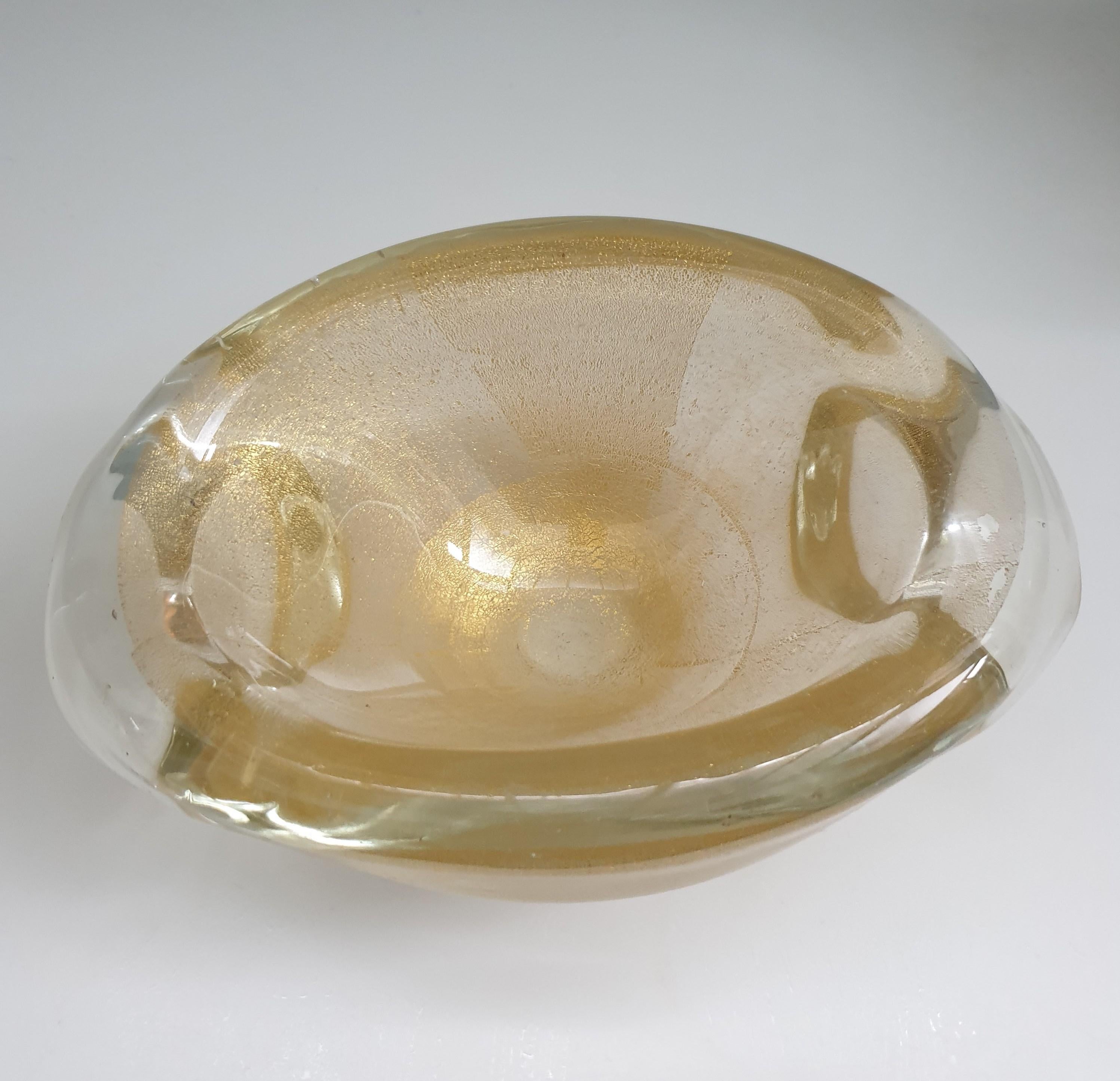 Beautiful vintage well sized Murano hand blown glass bowl. The bowl is fashioned using the famous Sommerso technique, creating clear bubbles in champagne or caramel colour with gold flecks. This is most likely the work of the famous Venini glass