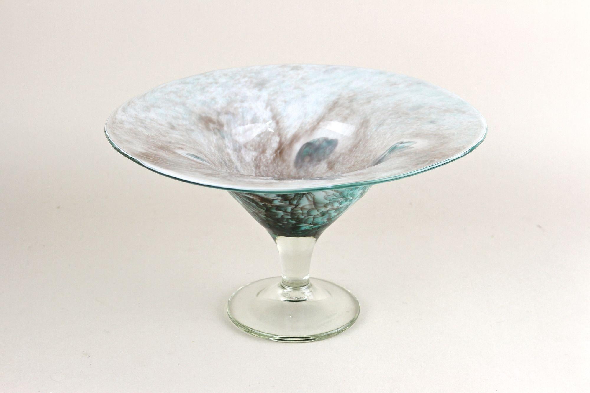 Mid-Century moderno Ciotola/centrotavola in vetro del Mid Century Modern, firmata, DE 1970 ca. in vendita