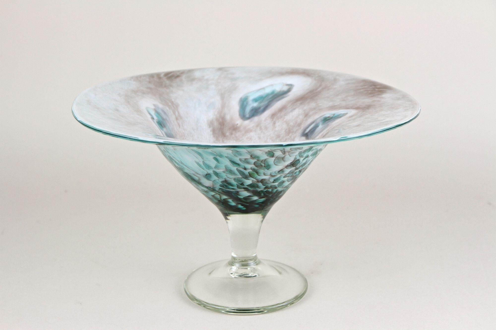 Vetro soffiato Ciotola/centrotavola in vetro del Mid Century Modern, firmata, DE 1970 ca. in vendita