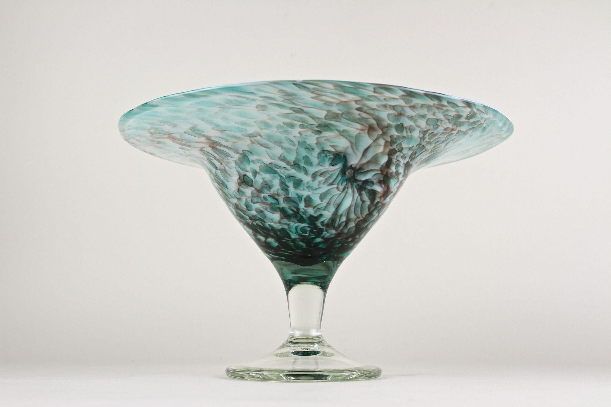 Ciotola/centrotavola in vetro del Mid Century Modern, firmata, DE 1970 ca. in vendita 2