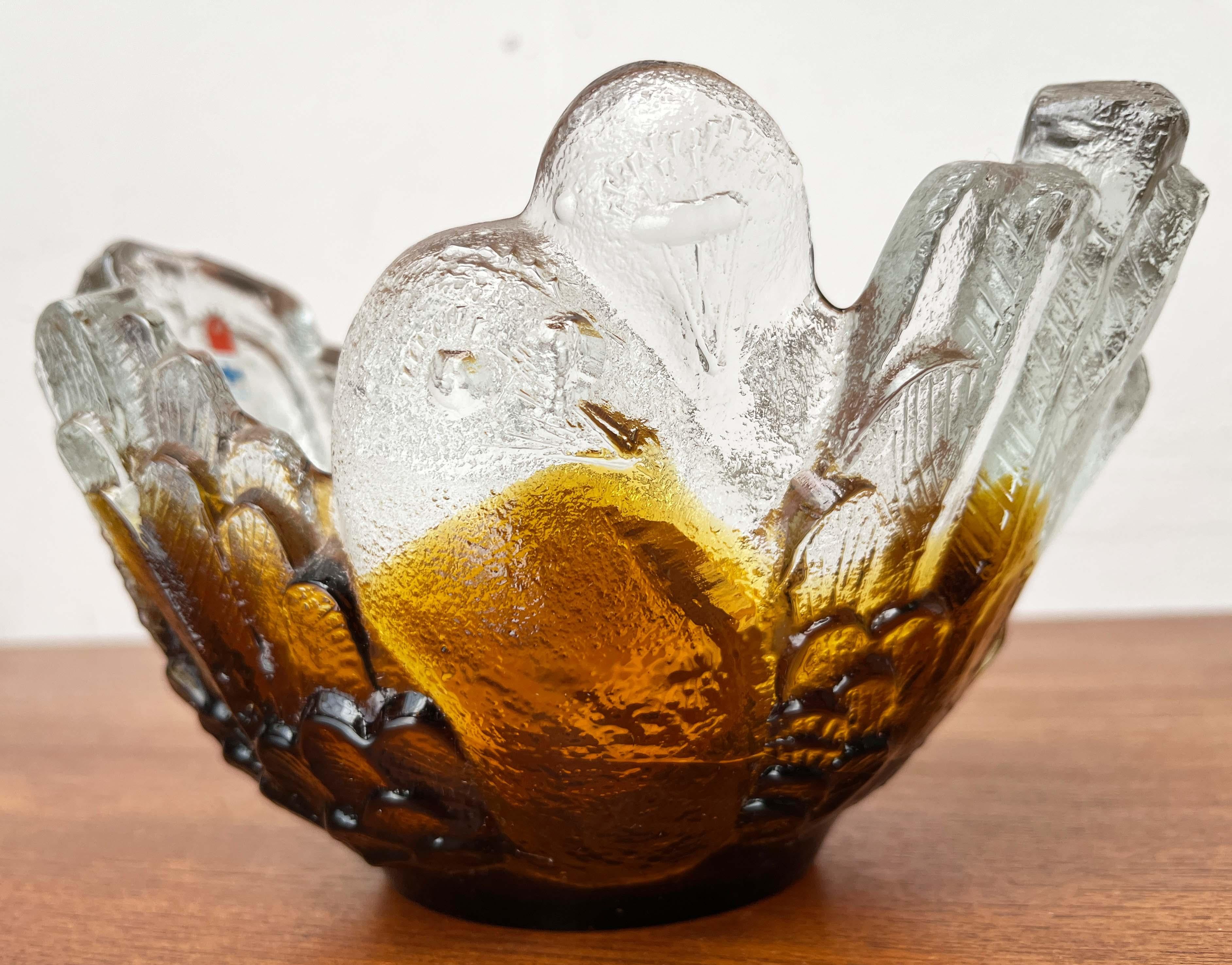 Moderne Glasschale mit Taubenmotiv Pertti Santalahti Kumela 1960er Jahre (Finnisch) im Angebot