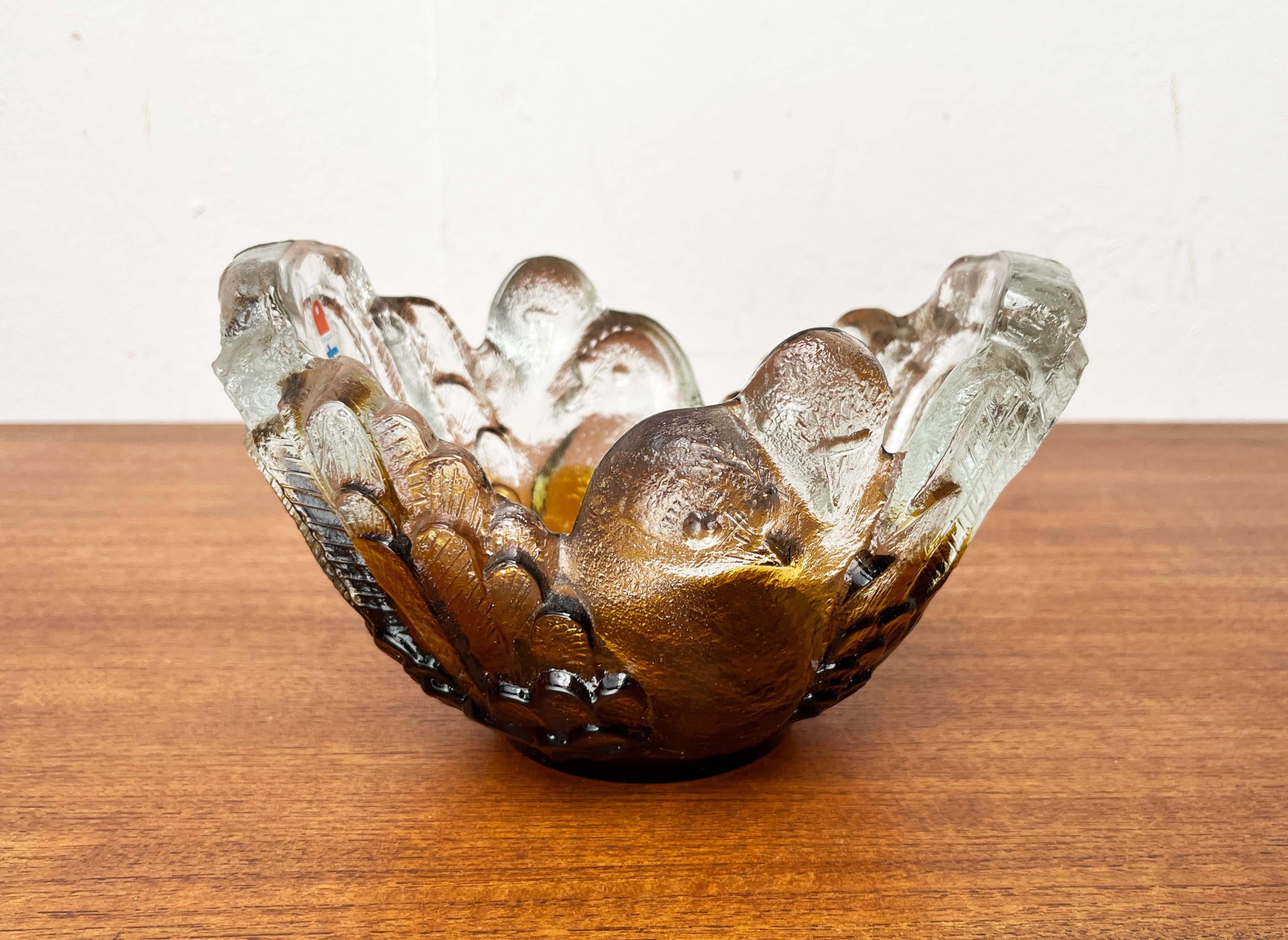 Moderne Glasschale mit Taubenmotiv Pertti Santalahti Kumela 1960er Jahre im Zustand „Gut“ im Angebot in Hamburg, DE