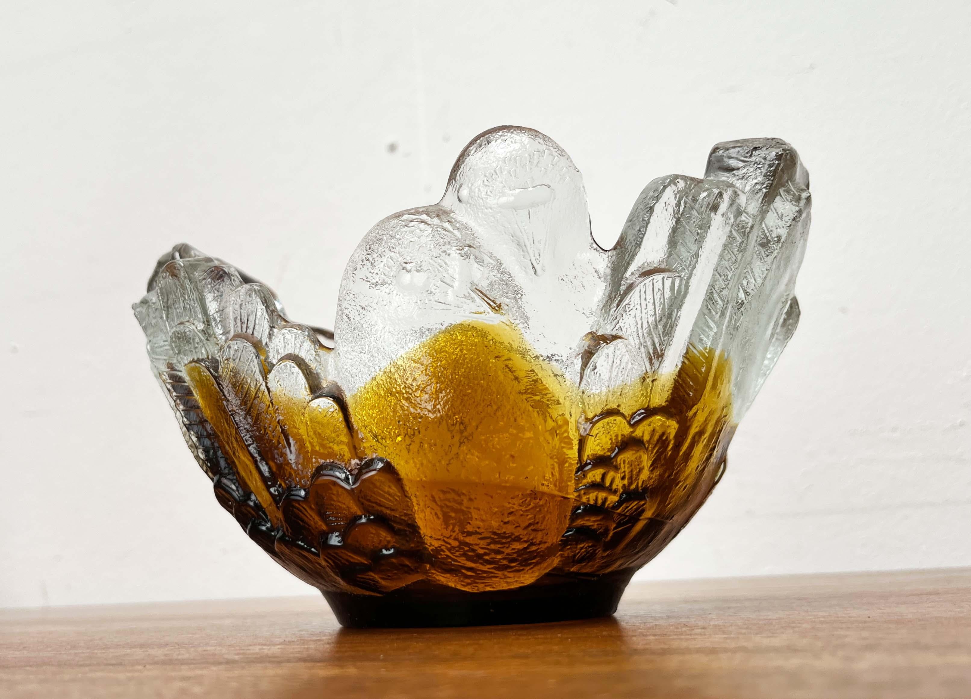 Moderne Glasschale mit Taubenmotiv Pertti Santalahti Kumela 1960er Jahre (20. Jahrhundert) im Angebot