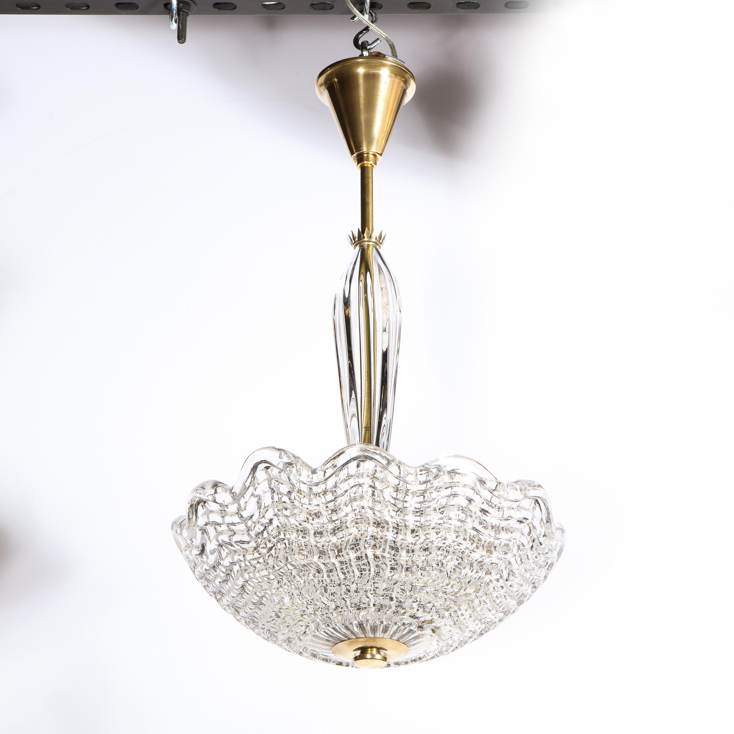 Questo splendido lampadario Mid-Century Modern è stato realizzato dallo stimato designer Carl Fagerlund per Orrefors in Svezia, intorno al 1960. Presenta un paralume convesso a cupola con vetro organico traslucido soffiato a mano e un piano