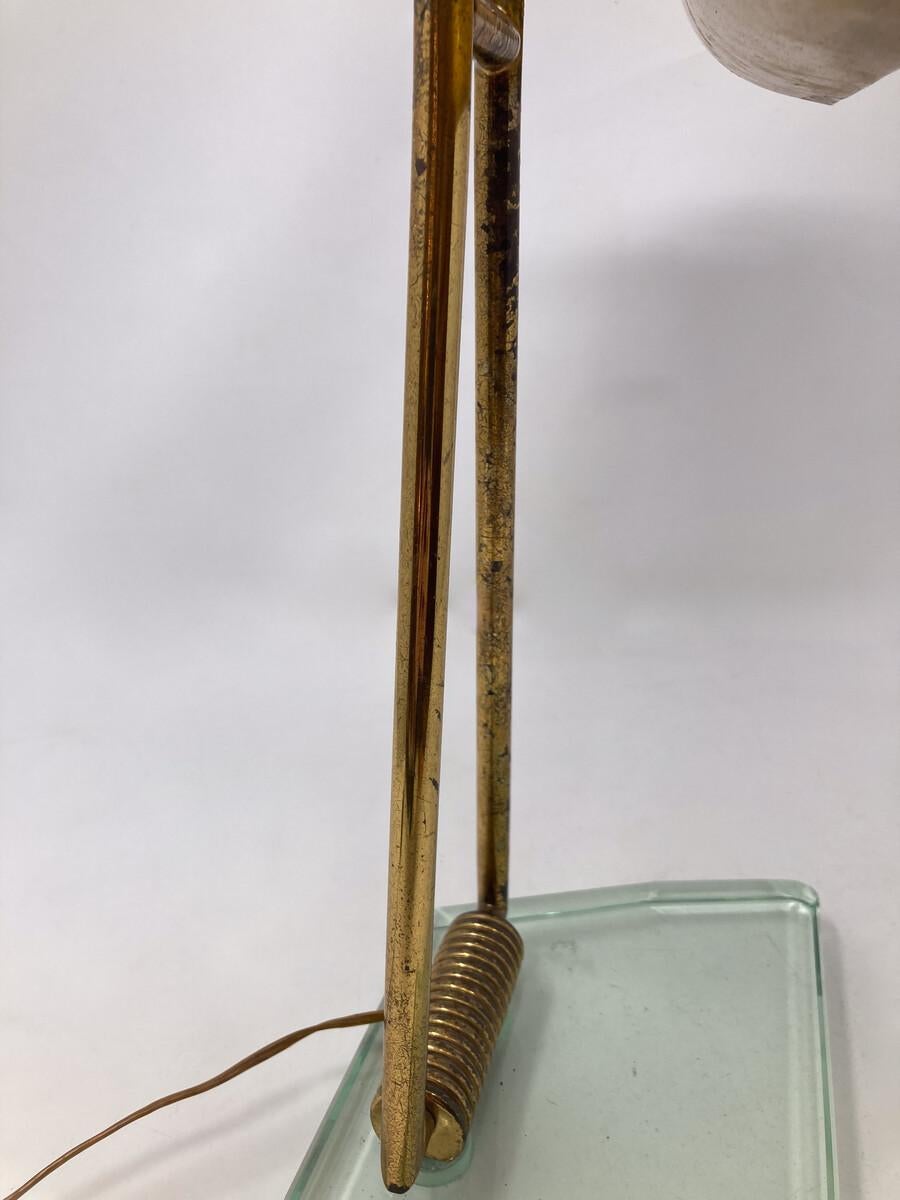Mid-Century Modern Glass & Brass Table Lamp attributed to Pietro Chiesa, 1950s In Good Condition In Brussels, BE