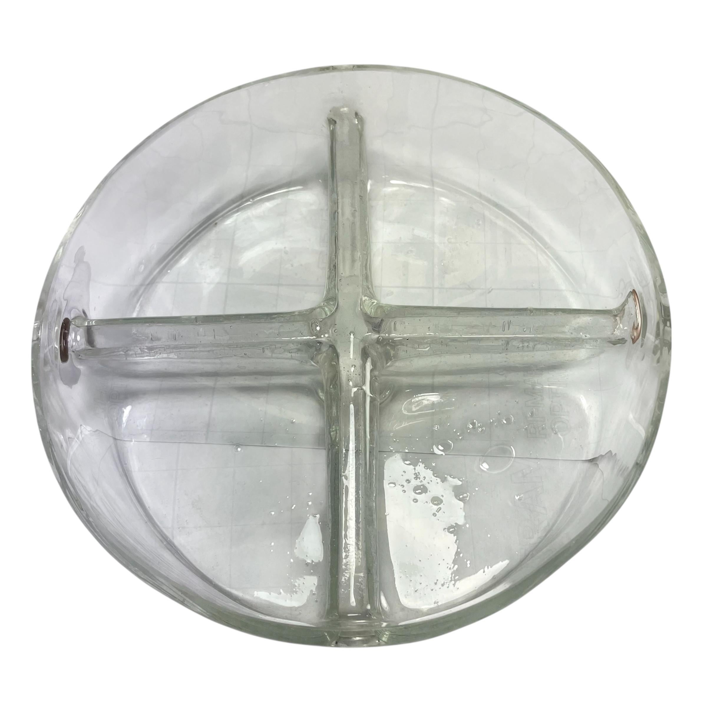 Mid-20th Century Modern Glass Centerpiece Salad Bowl by Argentine Designer Alberto Churba

Expertly cast by pioneering argentine designer Alberto Churba in the mid-20th century, this glass salad bowl exemplifies the sleek aesthetic of Mid-Century