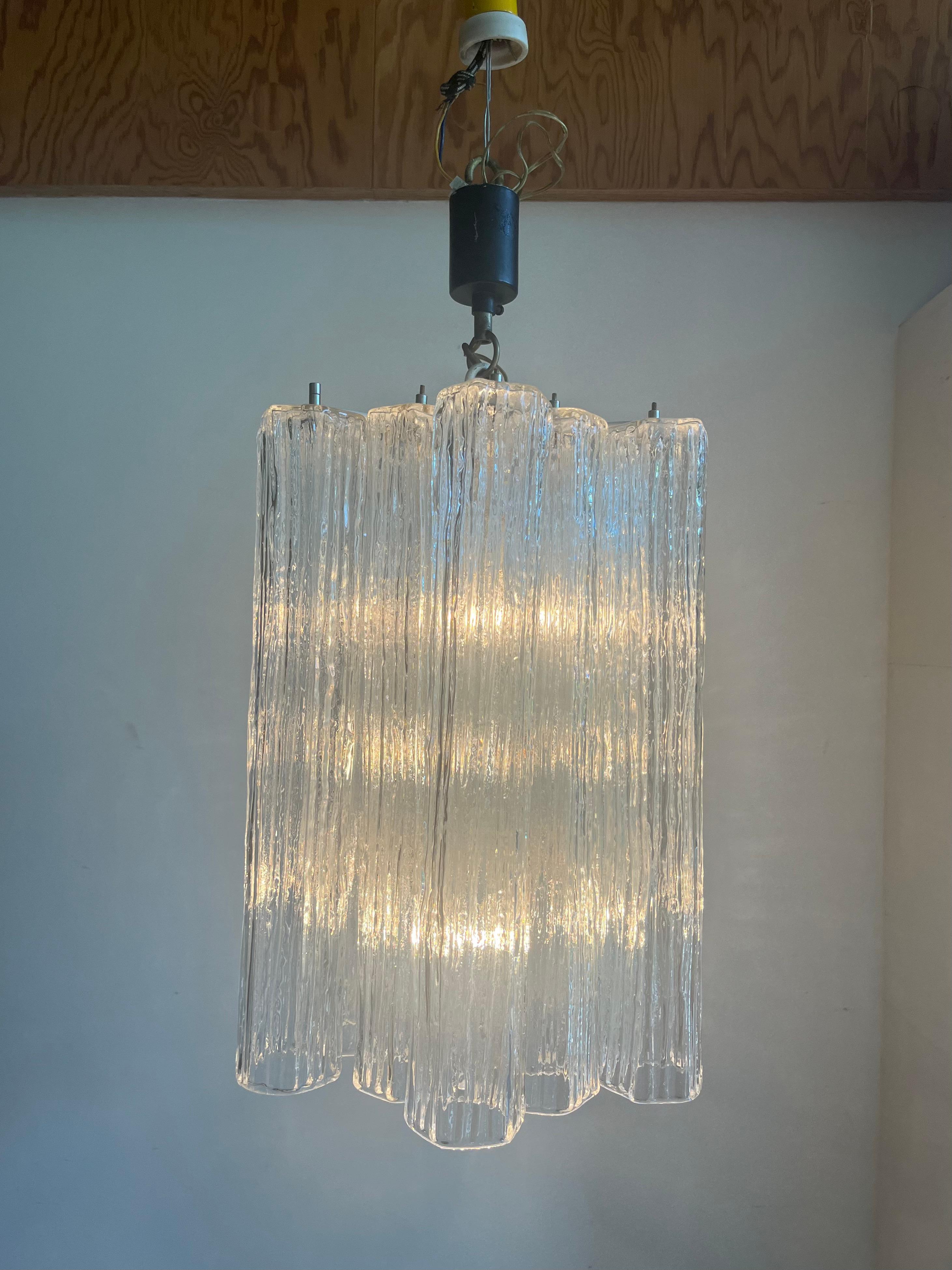Mid-Century Modern chandelier attributed by Toni Zuccheri for Venini in Murano glass, circa 1950-1960.

Dimensioni:
altezza canne: 40 cm (~)
diam. canne: 6-6,5 cm (~)
num.canne:  12
tre lampade attacco E14 (piccolo)
Tutte le canne presentano
