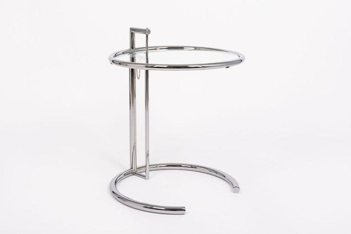 Table d'appoint ronde en verre et chrome de style moderne du milieu du siècle par Eileen Gray (attr.) en vente 4