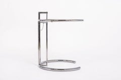 Moderner runder beistelltisch aus glas und chrom von Eileen Gray (attr.)