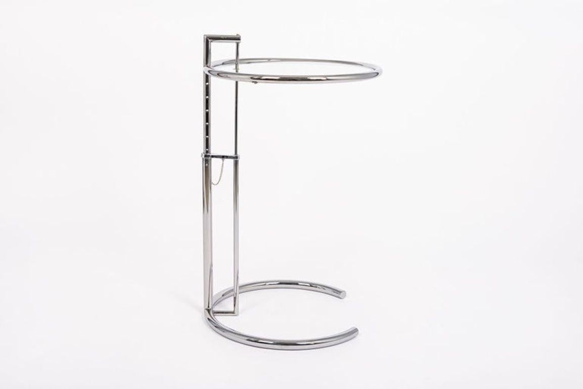 Mid-Century Modern Table d'appoint ronde en verre et chrome de style moderne du milieu du siècle par Eileen Gray (attr.) en vente