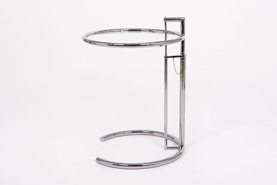 Américain Table d'appoint ronde en verre et chrome de style moderne du milieu du siècle par Eileen Gray (attr.) en vente