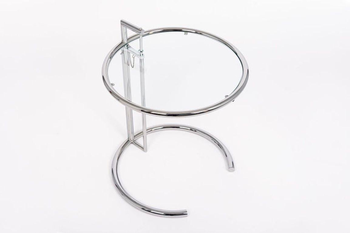 Table d'appoint ronde en verre et chrome de style moderne du milieu du siècle par Eileen Gray (attr.) Bon état - En vente à Detroit, MI