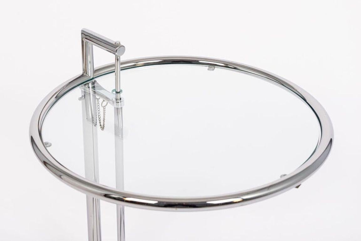 Acier Table d'appoint ronde en verre et chrome de style moderne du milieu du siècle par Eileen Gray (attr.) en vente