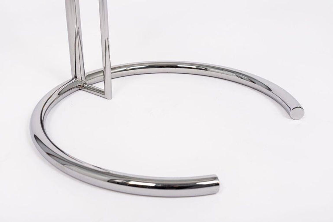 Table d'appoint ronde en verre et chrome de style moderne du milieu du siècle par Eileen Gray (attr.) en vente 1