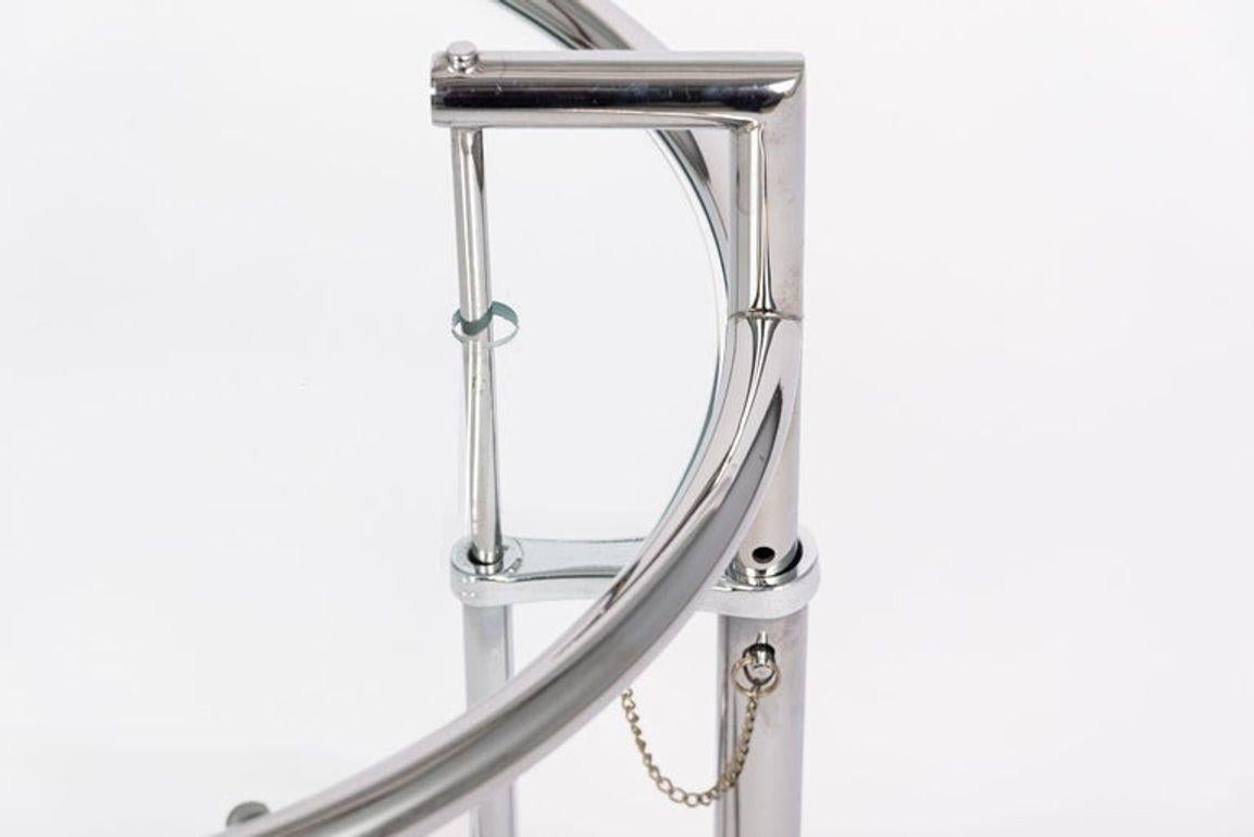 Table d'appoint ronde en verre et chrome de style moderne du milieu du siècle par Eileen Gray (attr.) en vente 2