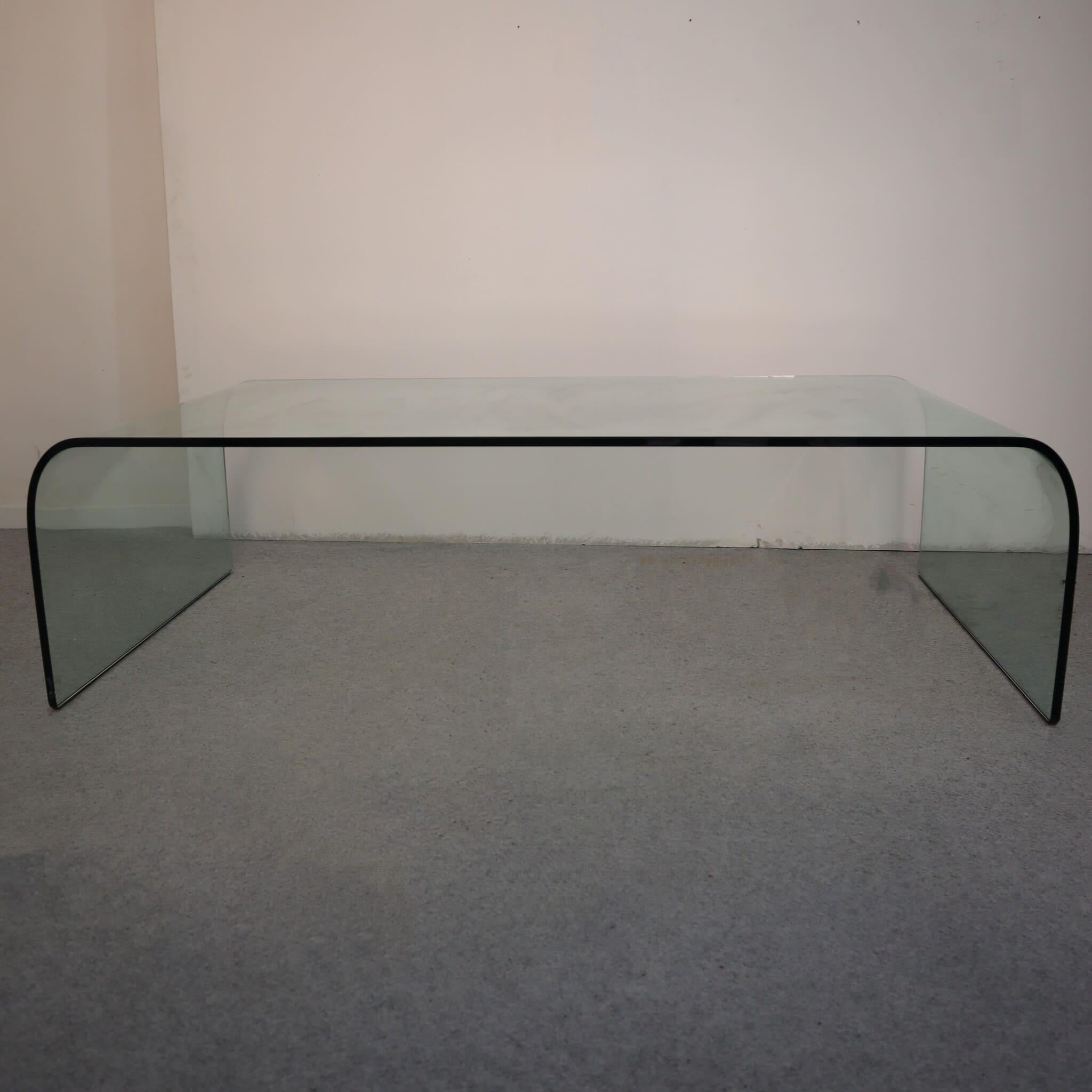 Illuminez votre espace avec élégance et style grâce à cette superbe table en verre de FIAM Italie, conçue par Angelo Cortesi dans les années 1970. Avec une largeur de 130 cm, une profondeur de 70 cm et une hauteur de 36 cm, cette pièce est
