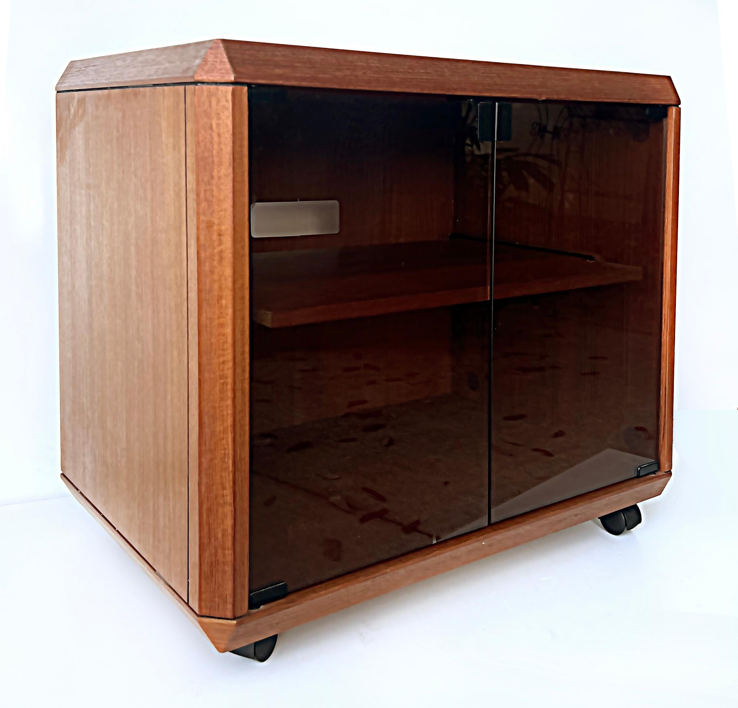 Mid-Century Modern Glass Door Teak Night Stands, Casters, Pair In Good Condition For Sale In Miami, FL