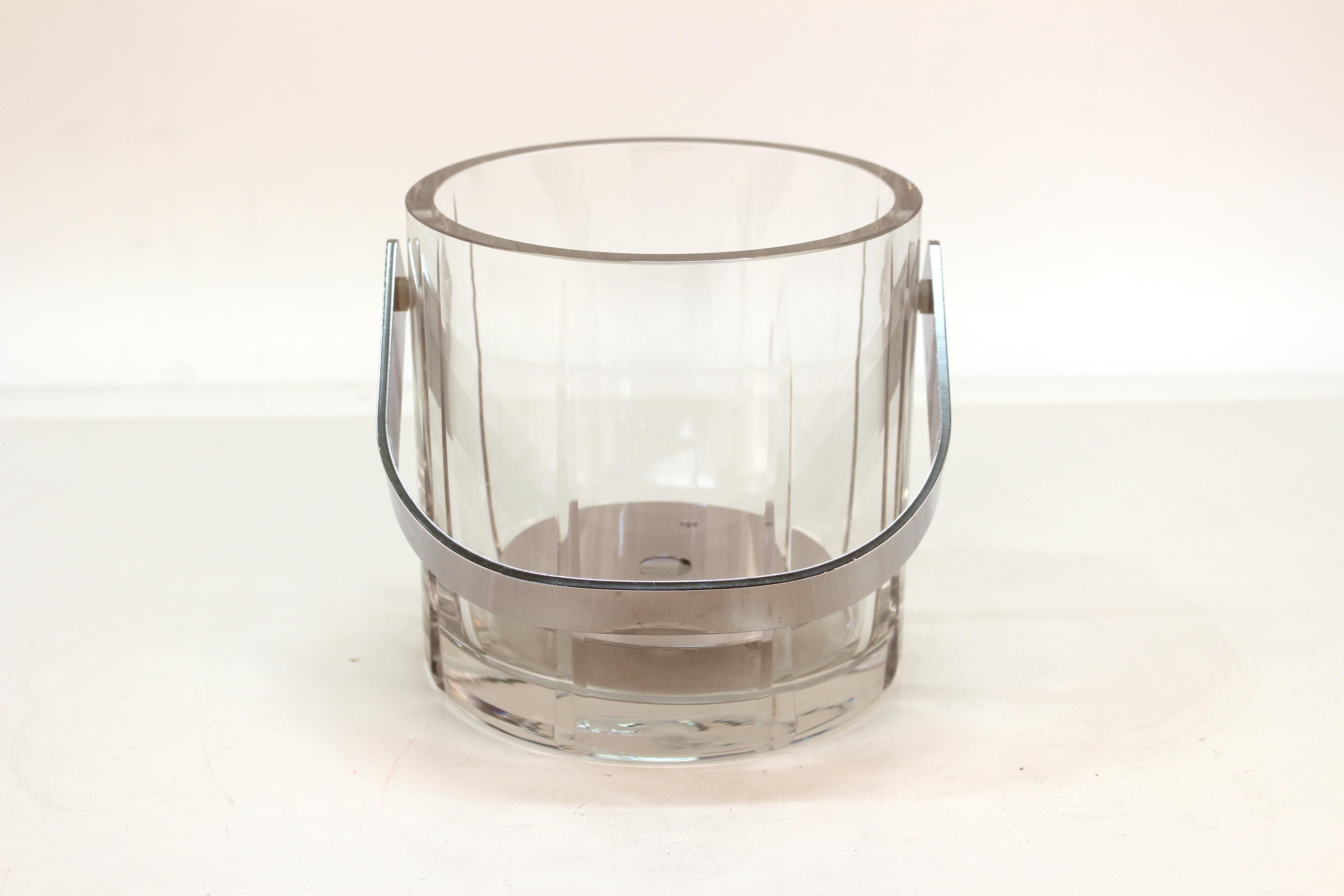 Mid-Century Modern ice bucket in glass, with a chrome handle and chrome inlay. The piece is in good vintage condition.