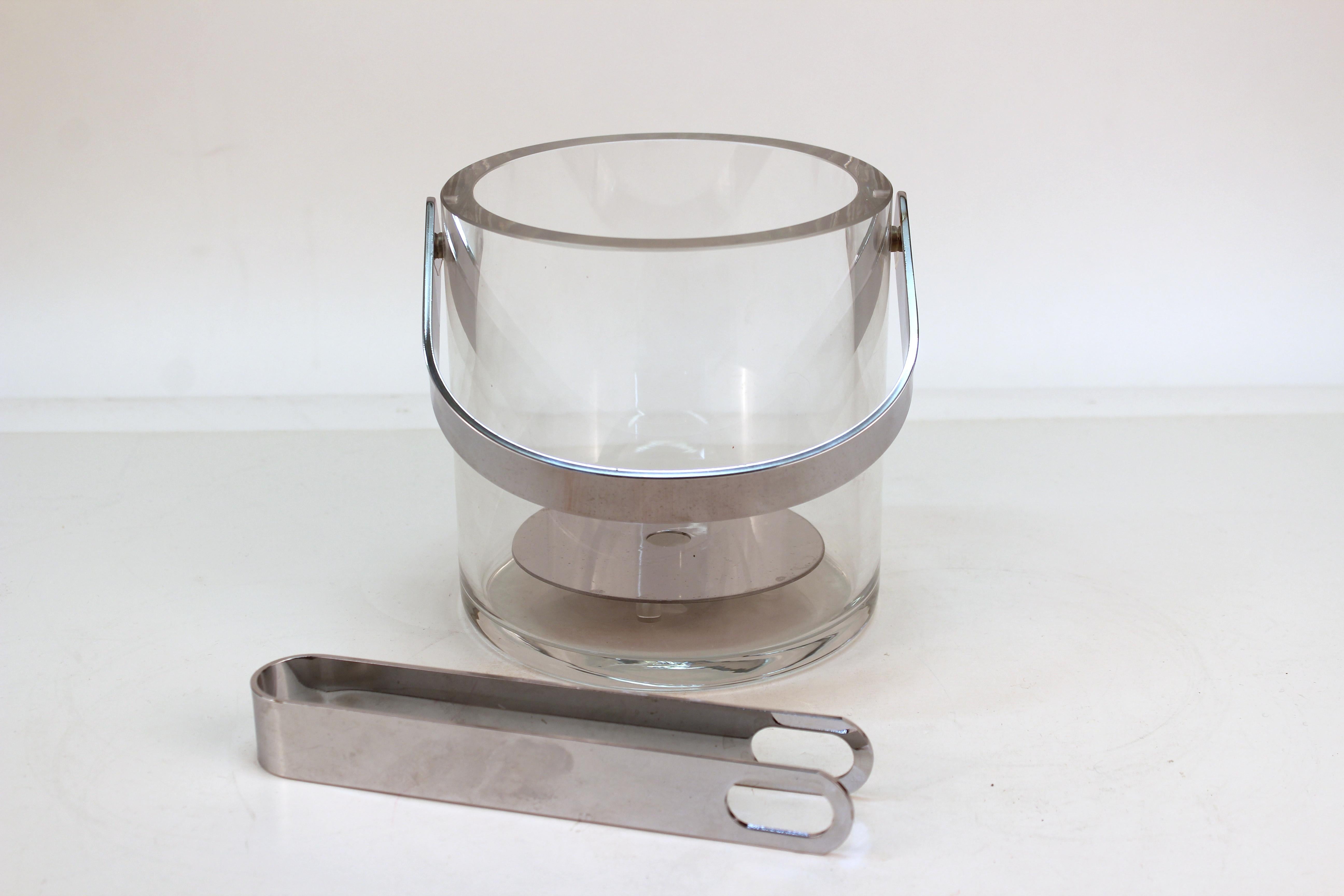 Mid-Century Modern glass ice bucket with chromed metal tongs and a metal handle and inlay. The piece is in great vintage condition.