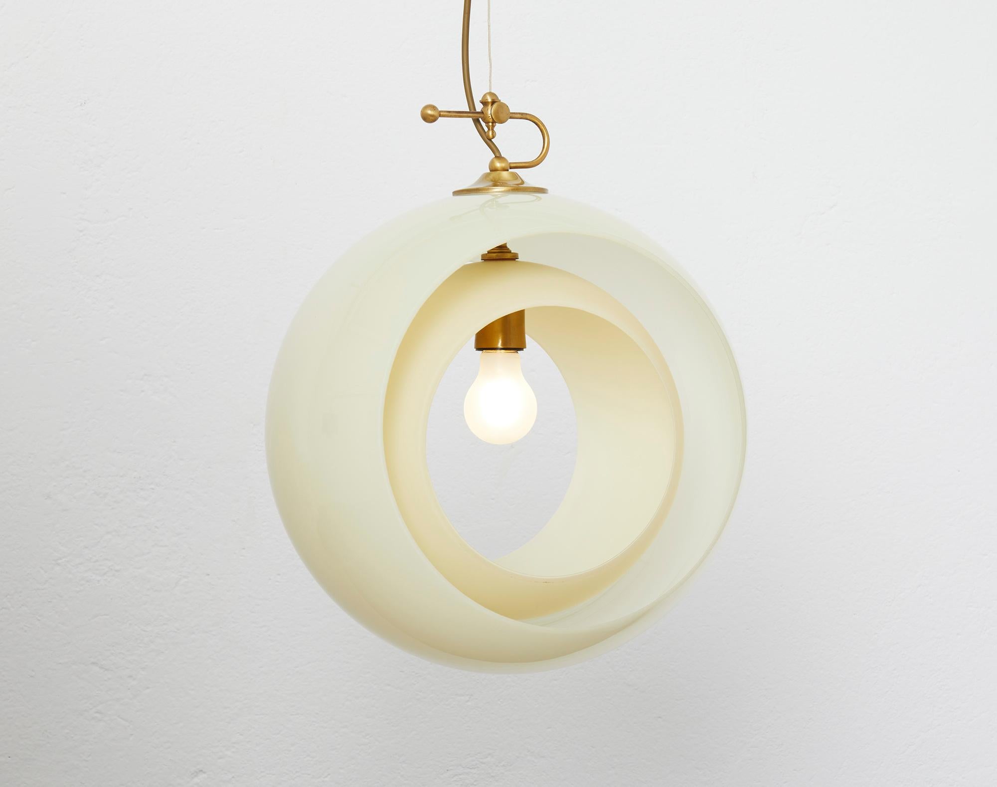Rare Eclisse model pendant lamp by the Italian master glassmaker Carlo Nason for Vistosi 1960.

Inspired by lunar and solar eclipses and composed of two cream-colored Murano glass diffusers.

The diffusers can be rotated on the axis to vary the