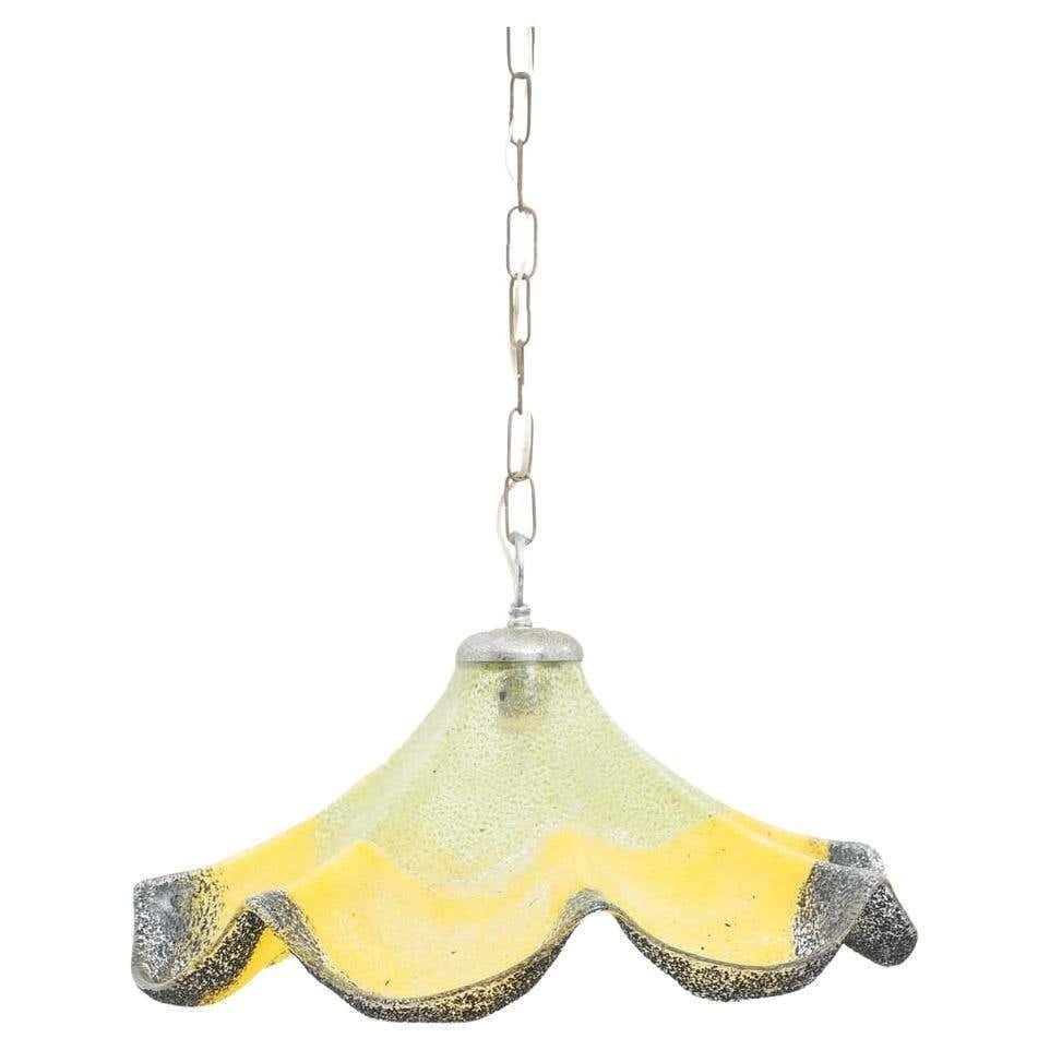 Lampada a sospensione in vetro della Modernità di metà secolo, 1960 circa
Tradizionalmente prodotto in Francia.
Di autore sconosciuto.

In condizioni originali, con lievi usure dovute all'età e all'uso, conserva una bella patina.

