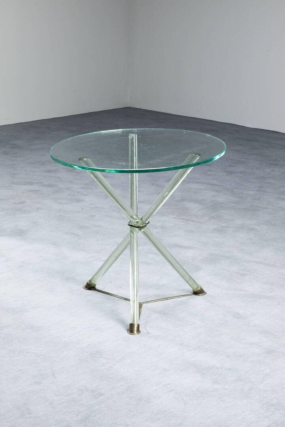 Glass Table by Seguso
Manufactured in Italy, 1950s
Structure in pulegoso glass, top in thick ground glass.
Diameter 60 x Height 60 Cm