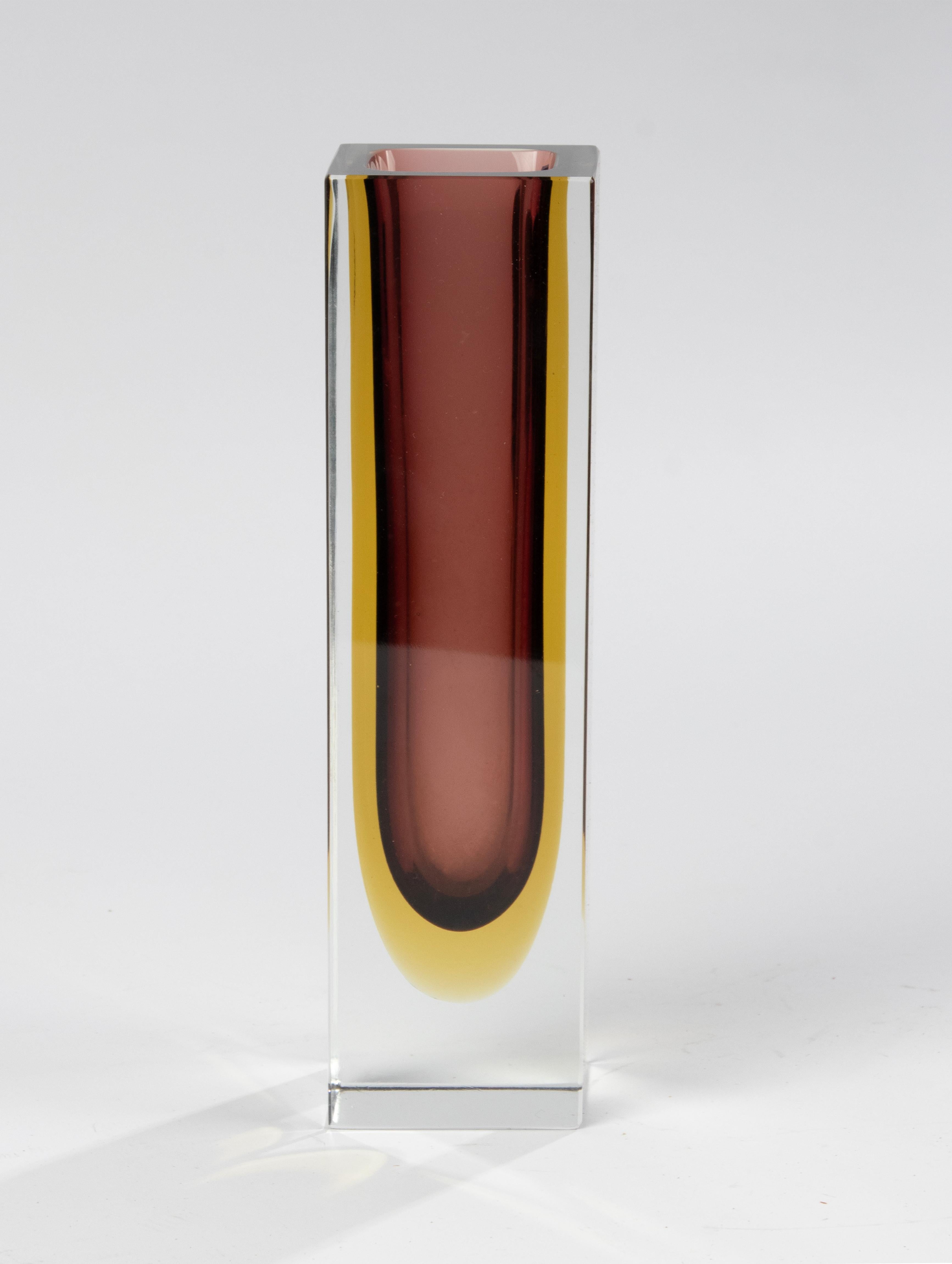 Eine schöne Sommerso-Vase aus Kunstglas, die dem italienischen Designer Flavio Poli zugeschrieben wird. 
Die Vase ist in gutem Zustand. Schöne Farben und Qualität. 

Abmessungen: 6 x 6 cm und 24,5 cm hoch. 
Kostenloser Versand weltweit