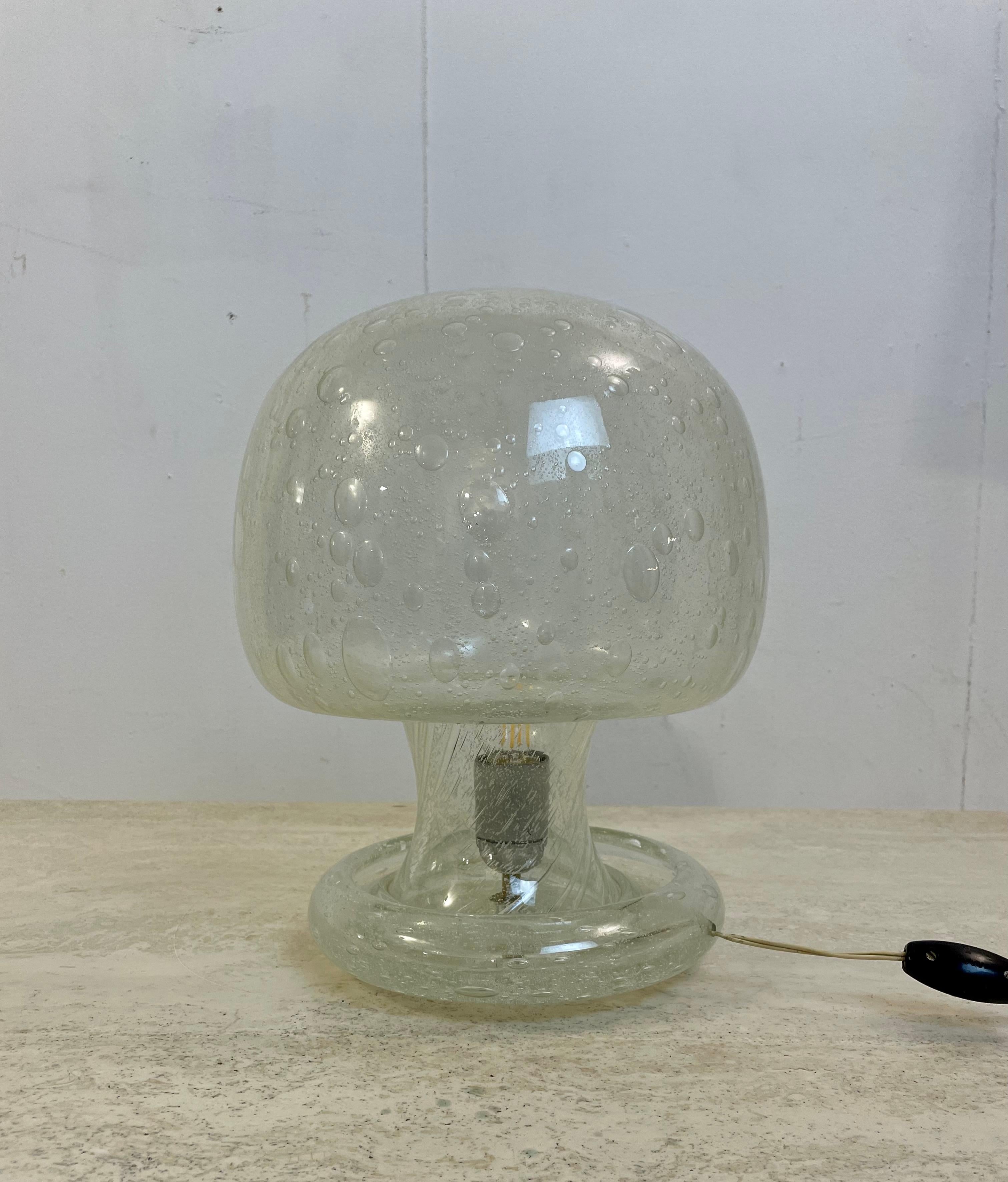 Lampe de table en verre moderne du milieu du siècle, années 1960.