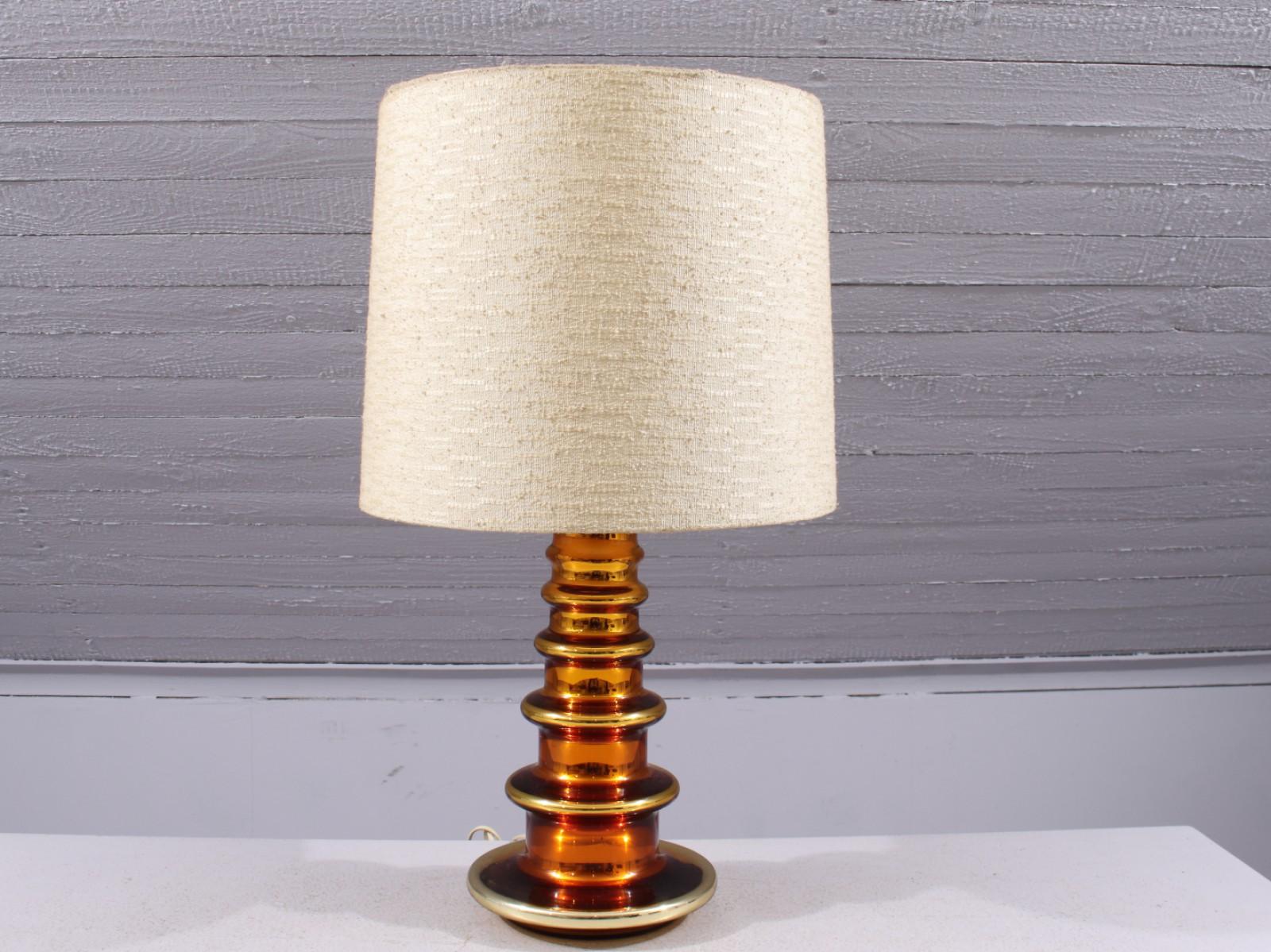 Curvilínea y vibrante, esta lámpara de sobremesa de estilo moderno de mediados de siglo de Orrefors luce un impresionante tono ámbar. 

Hechos a mano en Orrefors al estilo de PO Ström o Carl Fagerlund (.

Con una altura de 36 cm, añade un toque de