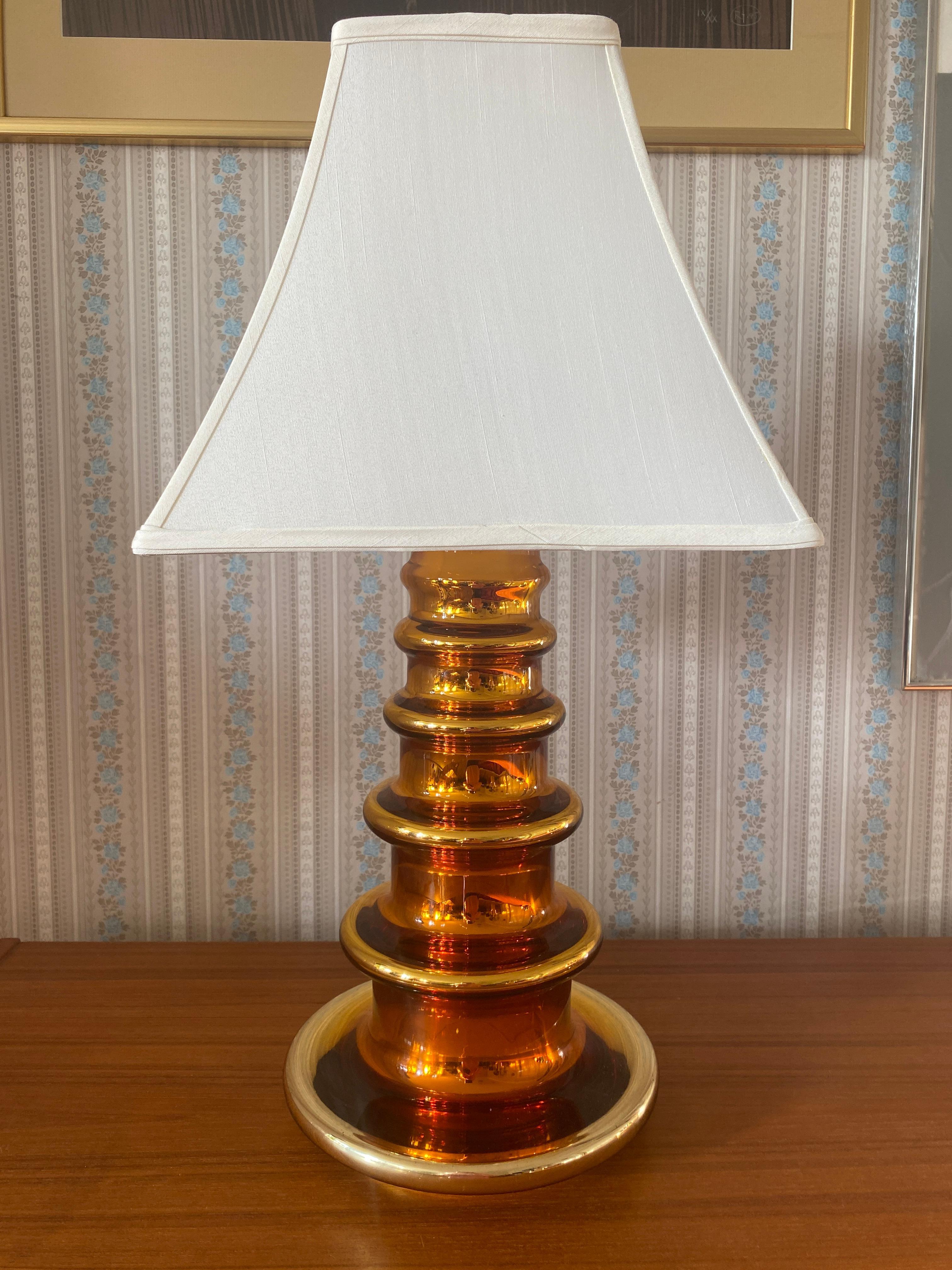Lámpara de sobremesa de cristal ámbar metalizado de Gustav Leek para Orrefor, años 60 Sueco en venta