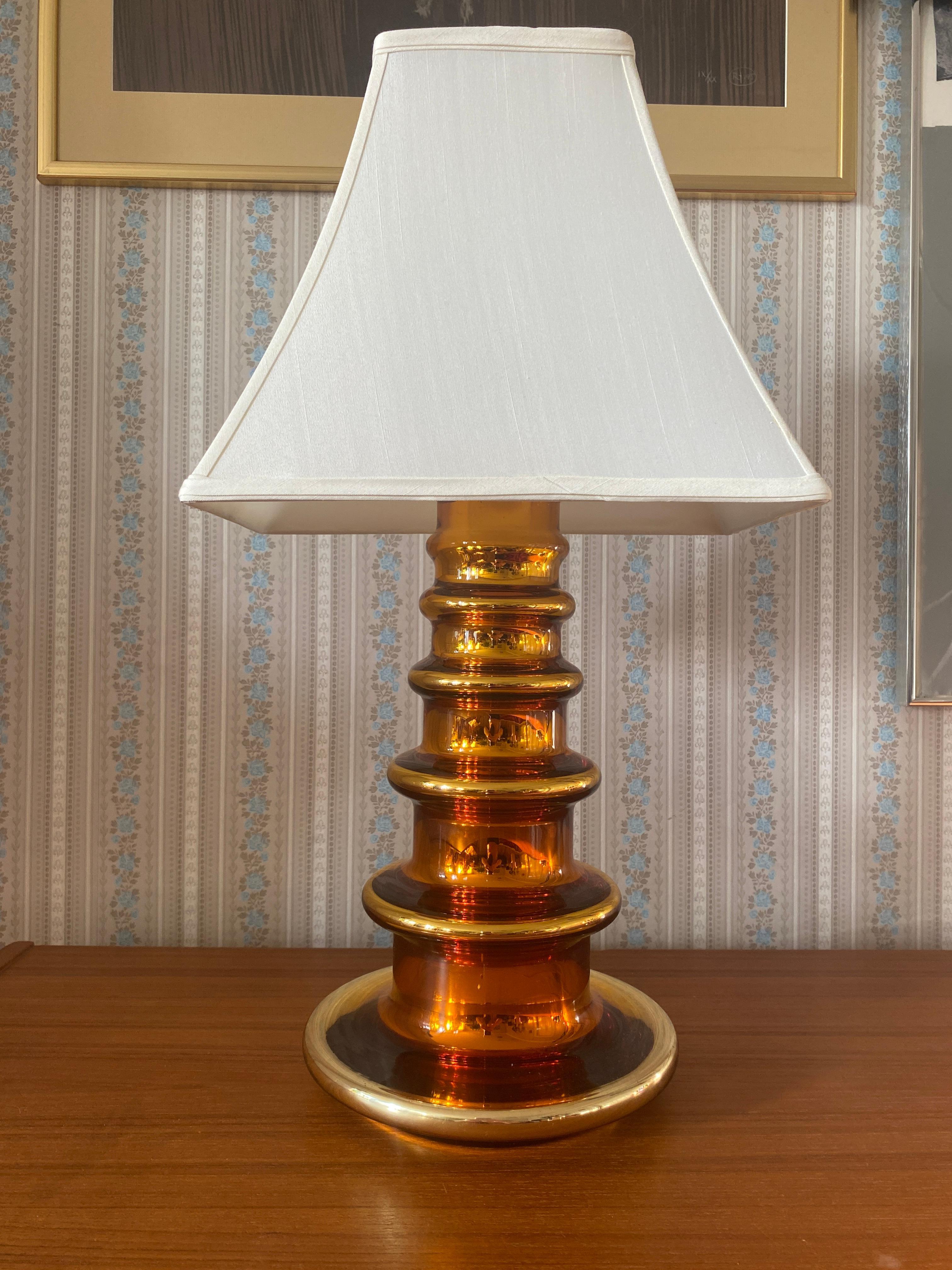 Lámpara de sobremesa de cristal ámbar metalizado de Gustav Leek para Orrefor, años 60 Hecho a mano en venta