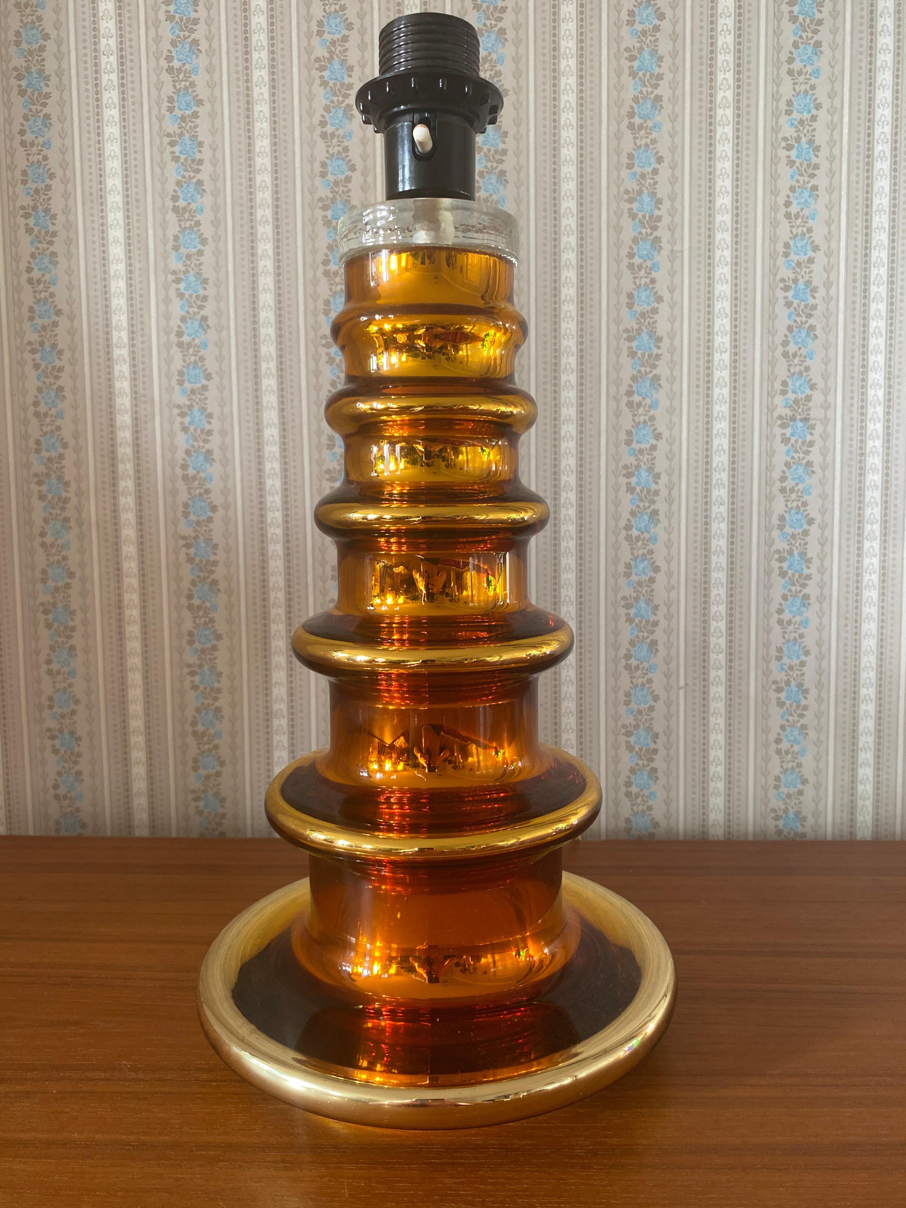 Lámpara de sobremesa de cristal ámbar metalizado de Gustav Leek para Orrefor, años 60 en venta 1
