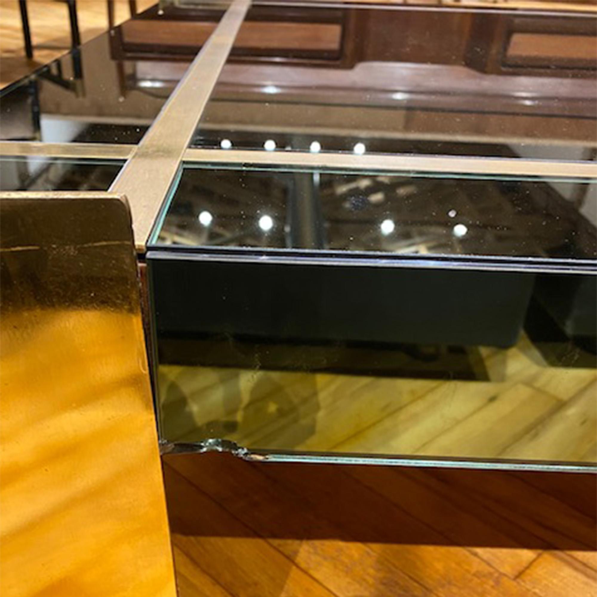 Table basse moderne du milieu du siècle dernier avec plateau en verre, pieds et garnitures en laiton, vers 1970 en vente 1