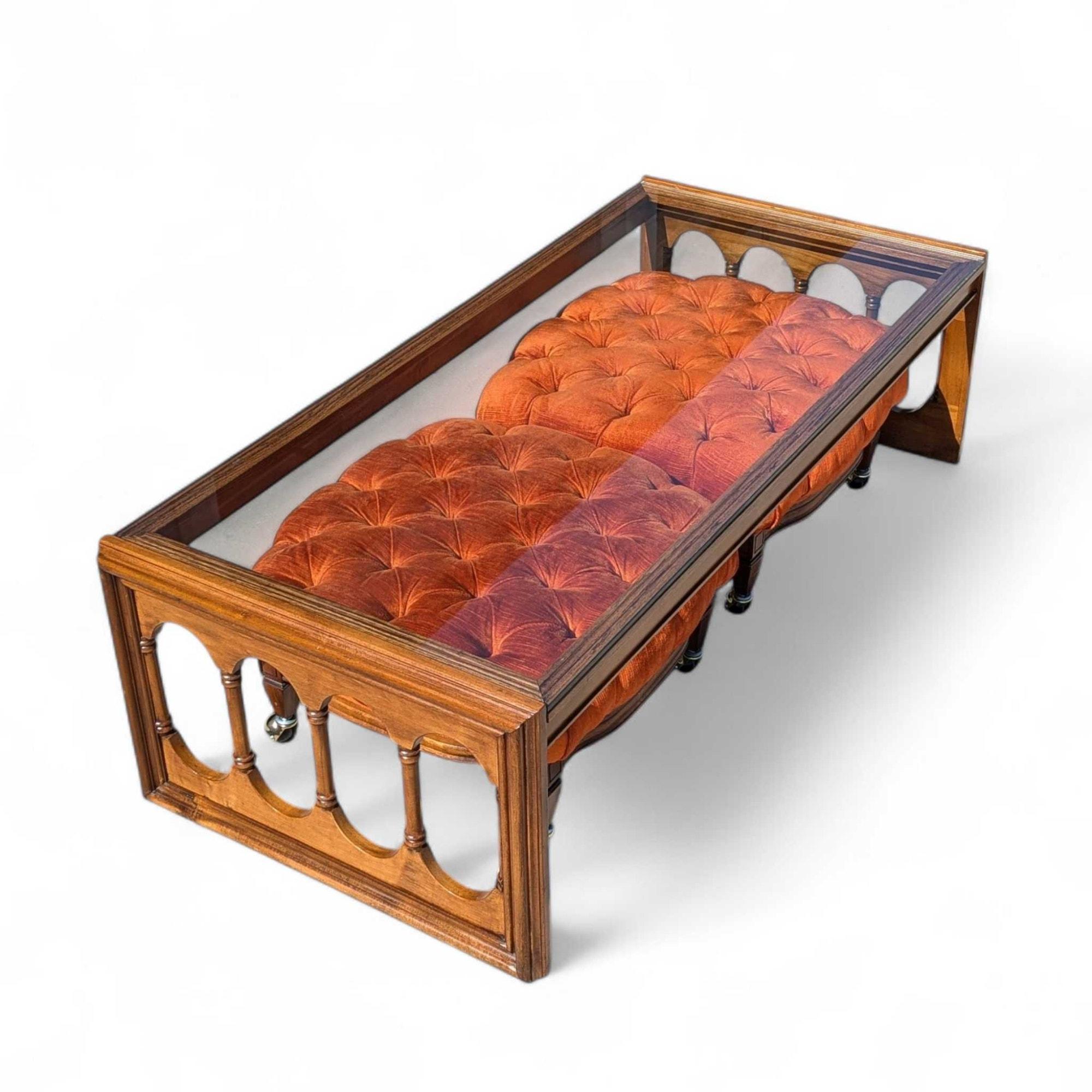 Table basse à plateau de verre et deux ottomans en velours touffeté, 1960s en vente 4
