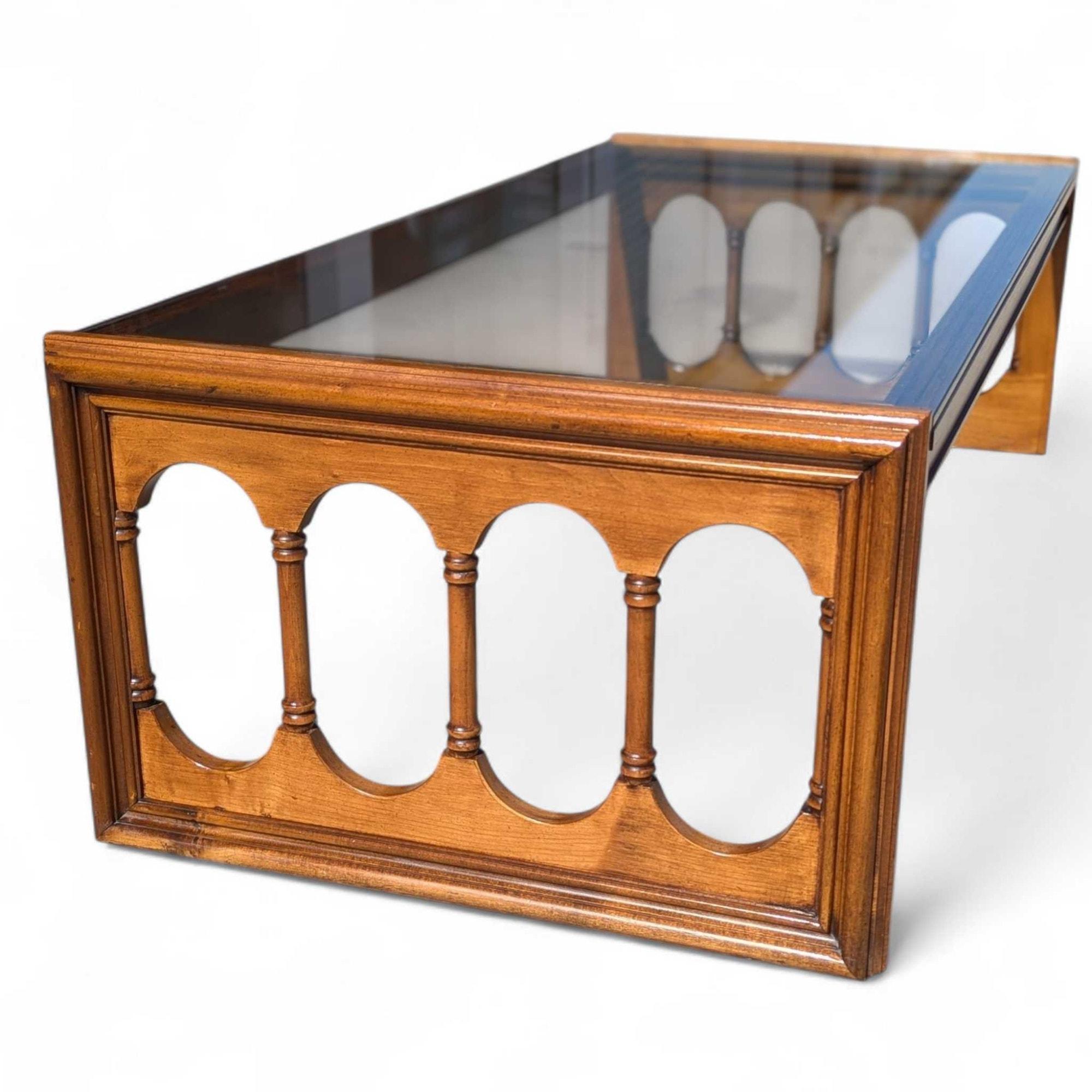 Table basse à plateau de verre et deux ottomans en velours touffeté, 1960s en vente 5