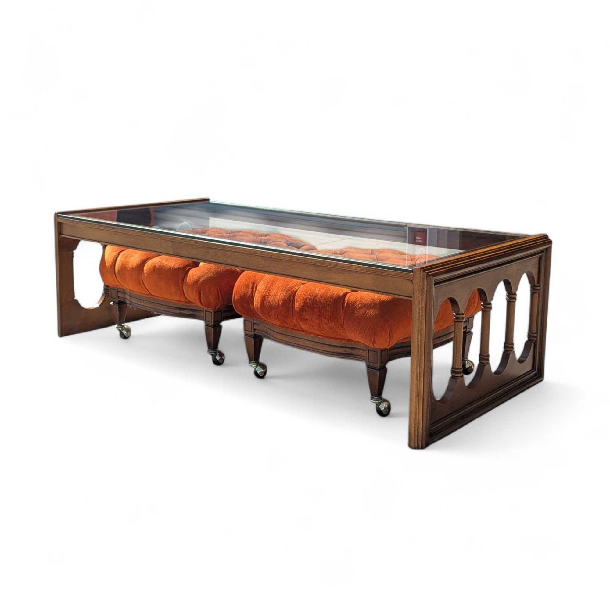Table basse à plateau de verre et deux ottomans en velours touffeté, 1960s en vente 6