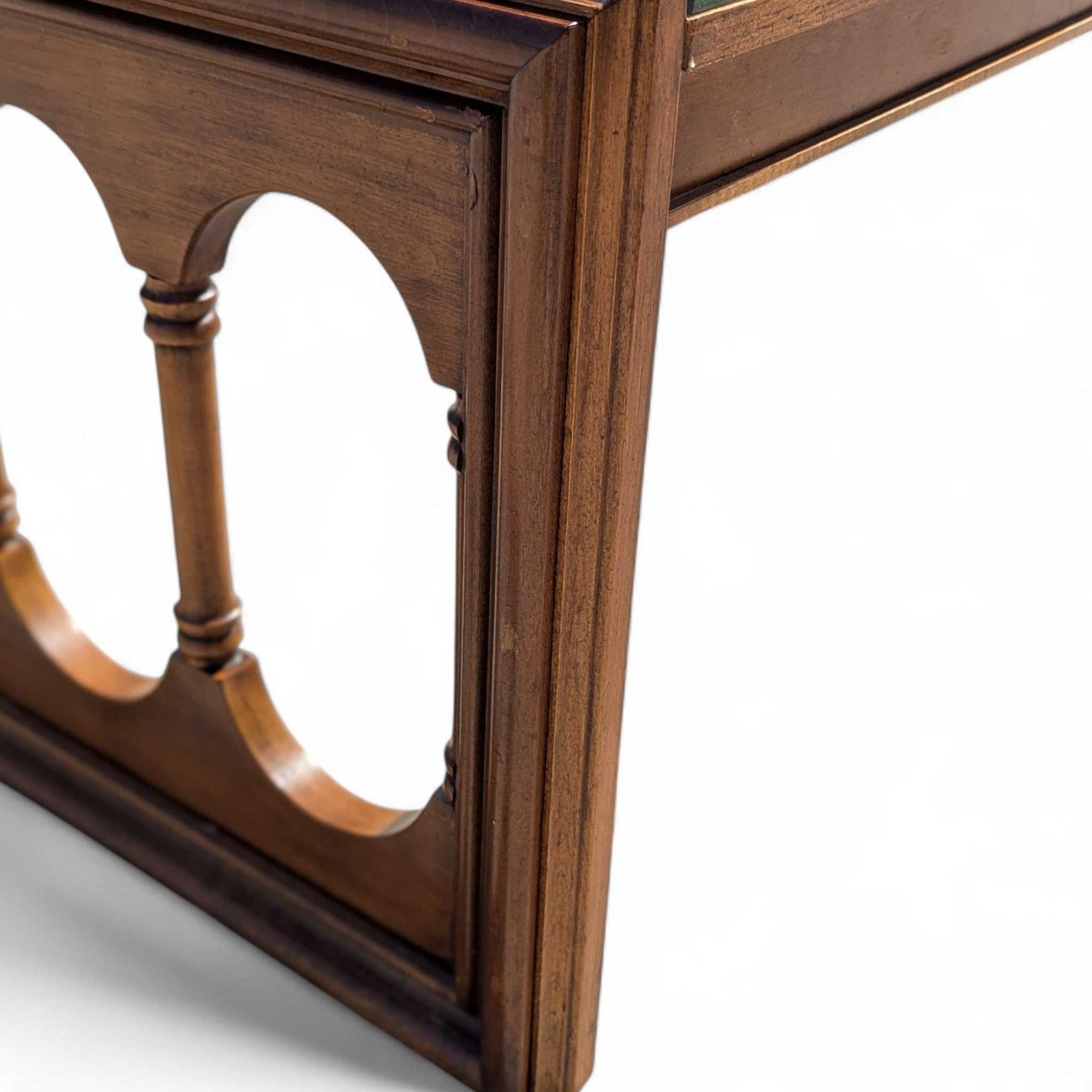 Table basse à plateau de verre et deux ottomans en velours touffeté, 1960s en vente 7
