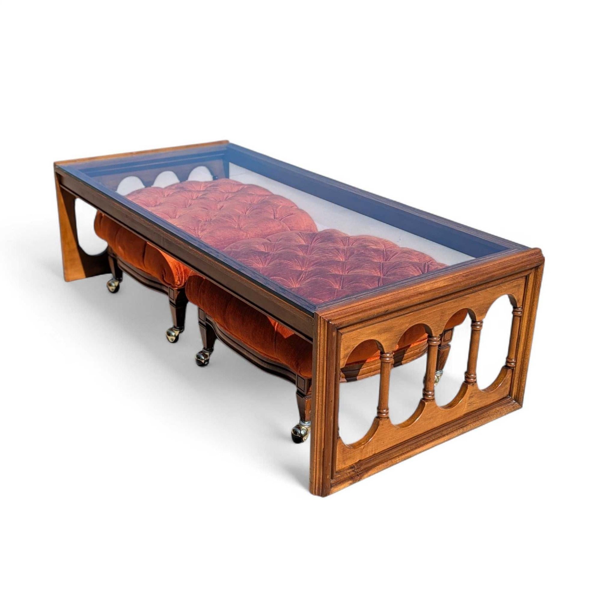 Table basse à plateau de verre et deux ottomans en velours touffeté, 1960s en vente 10
