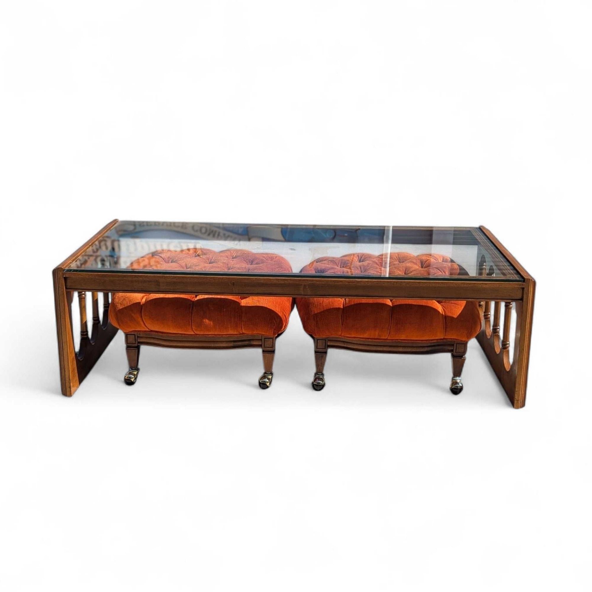 Table basse à plateau de verre et deux ottomans en velours touffeté, 1960s en vente 11