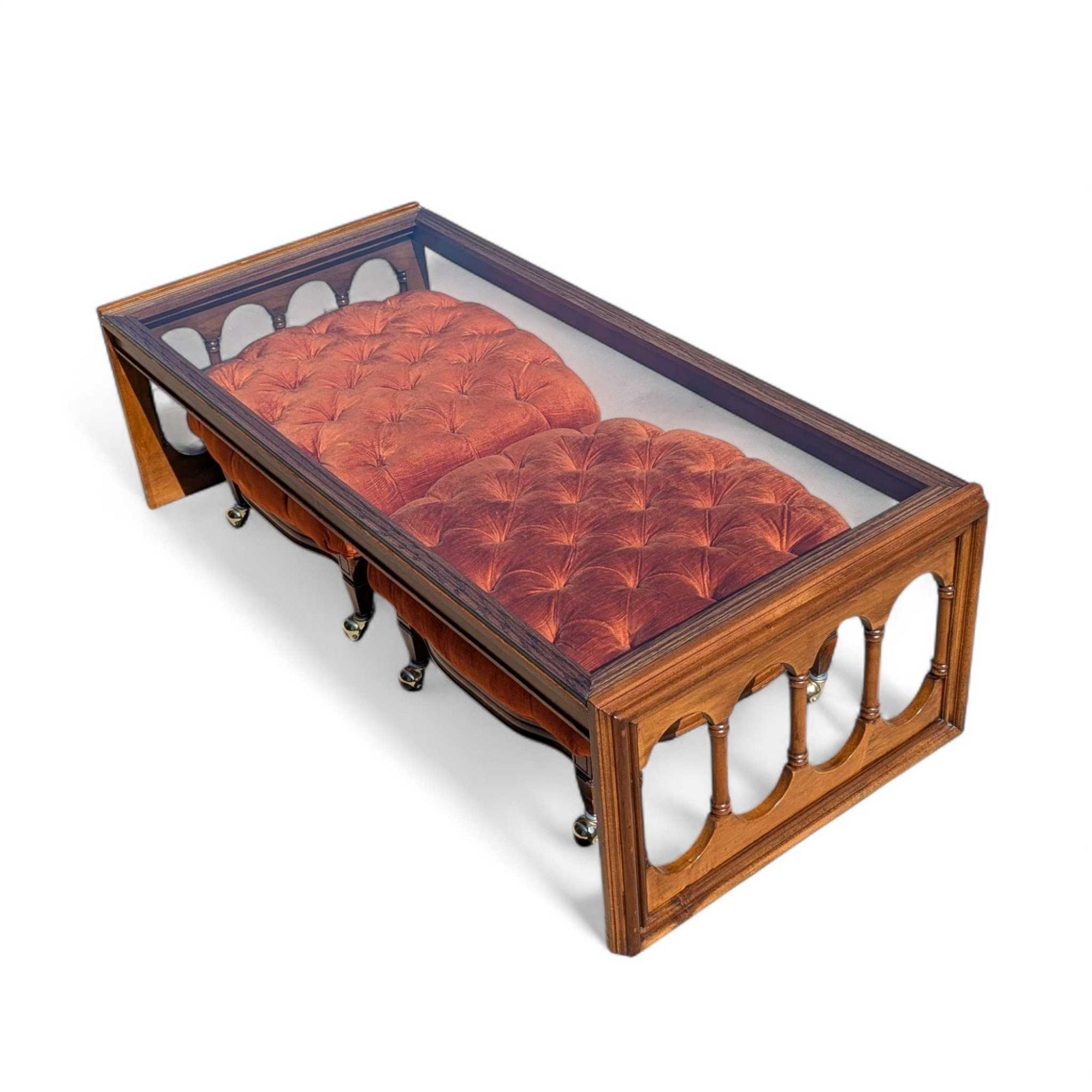 Table basse à plateau de verre et deux ottomans en velours touffeté, 1960s en vente 12