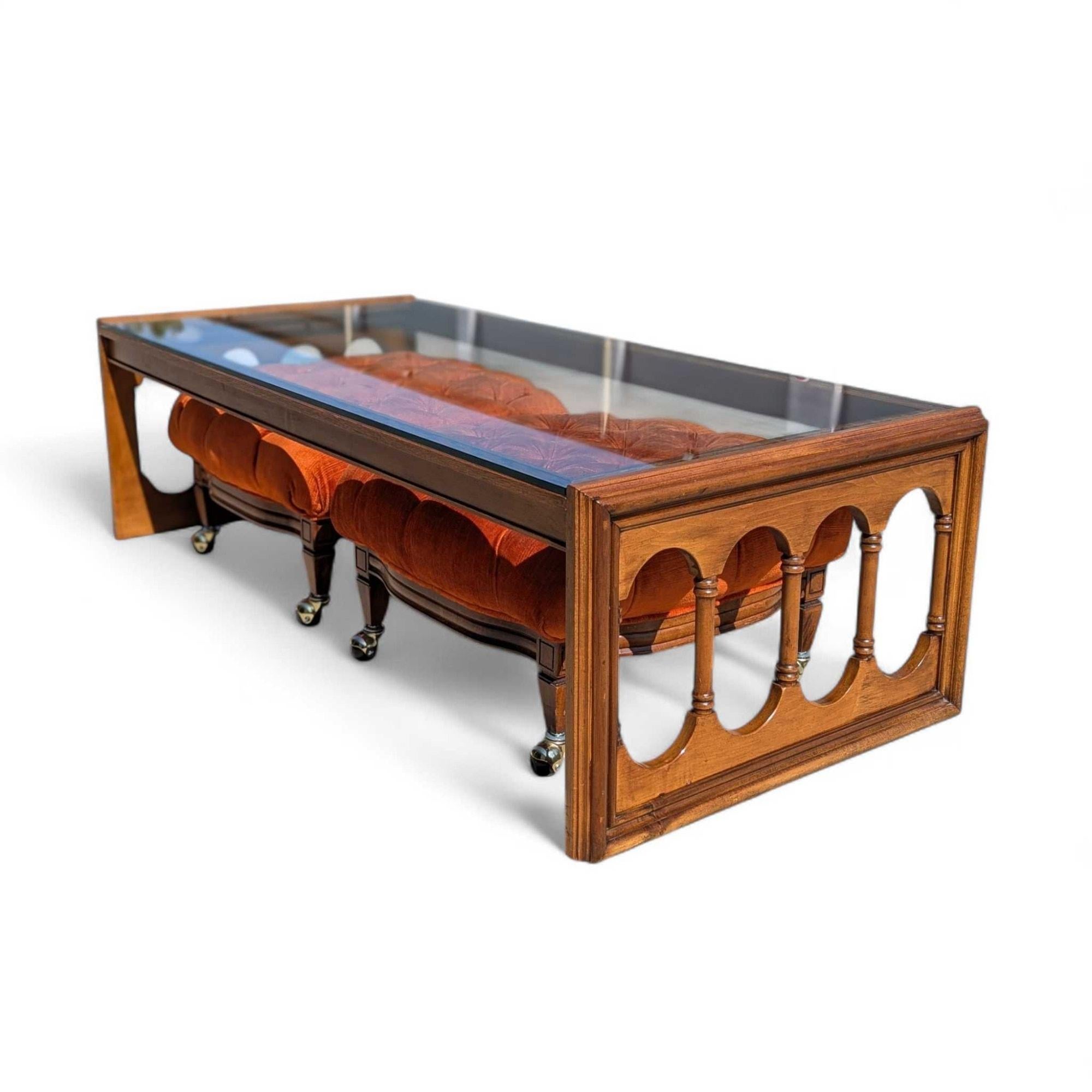 Table basse à plateau de verre et deux ottomans en velours touffeté, 1960s Bon état - En vente à Rancho Cucamonga, CA