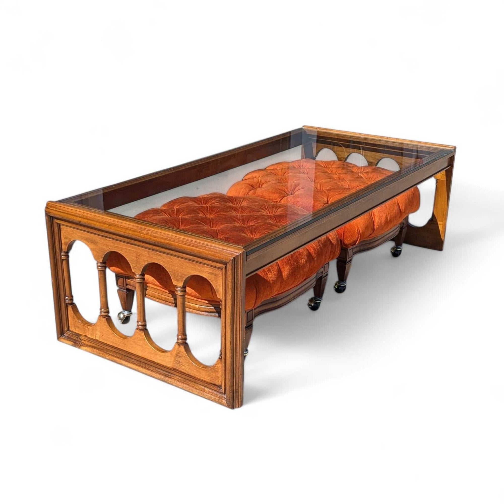 20ième siècle Table basse à plateau de verre et deux ottomans en velours touffeté, 1960s en vente