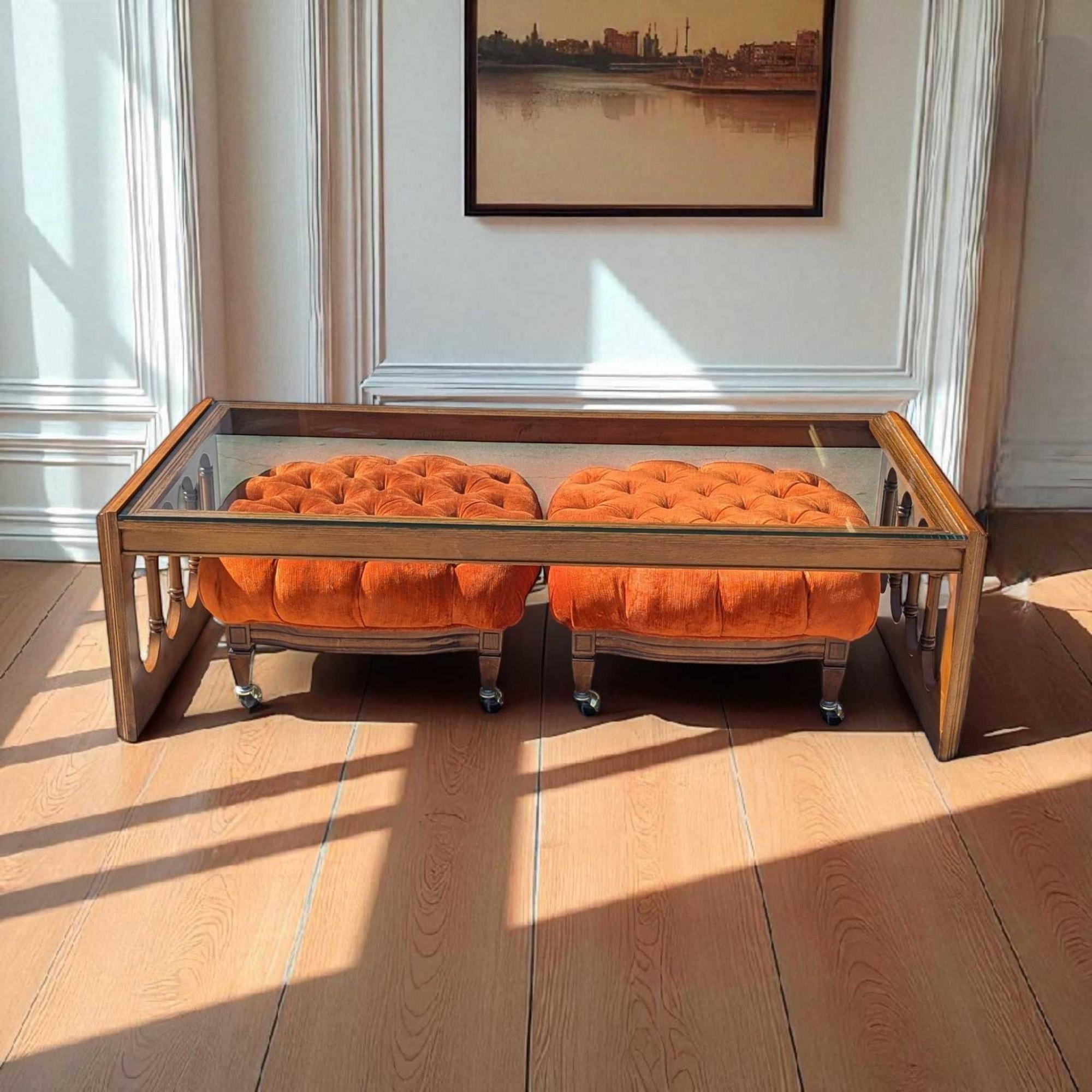 Bois Table basse à plateau de verre et deux ottomans en velours touffeté, 1960s en vente